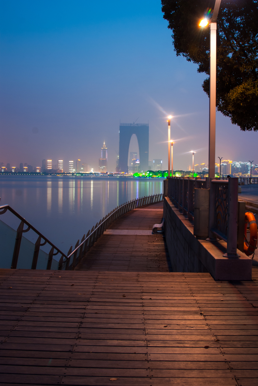 金鸡湖景区位于江苏省苏州市苏州工业园区,是一处开放式国家5a级旅游