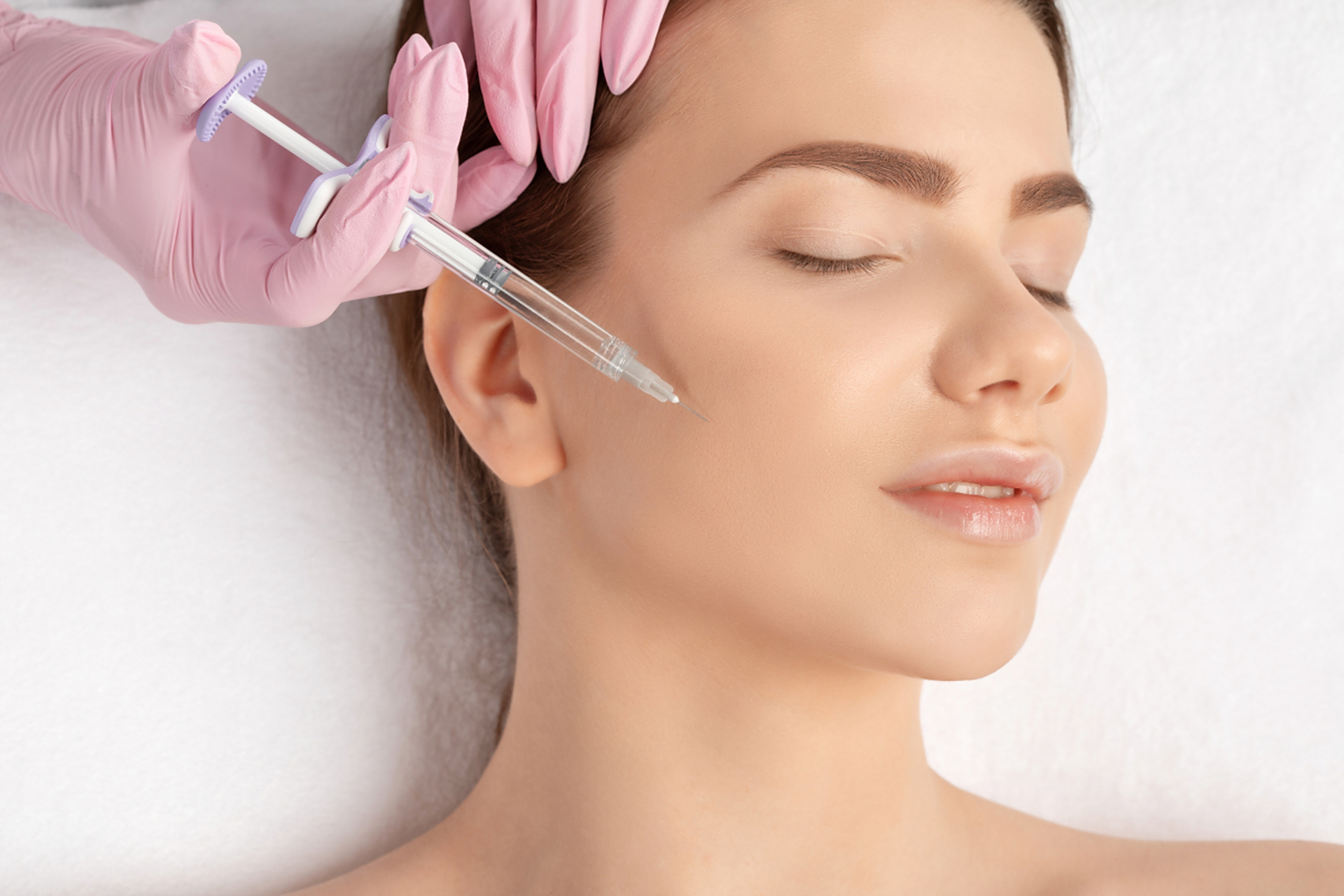 少女针和玻尿酸的区别  水光针通过注射含有多种营养成分的精华液来