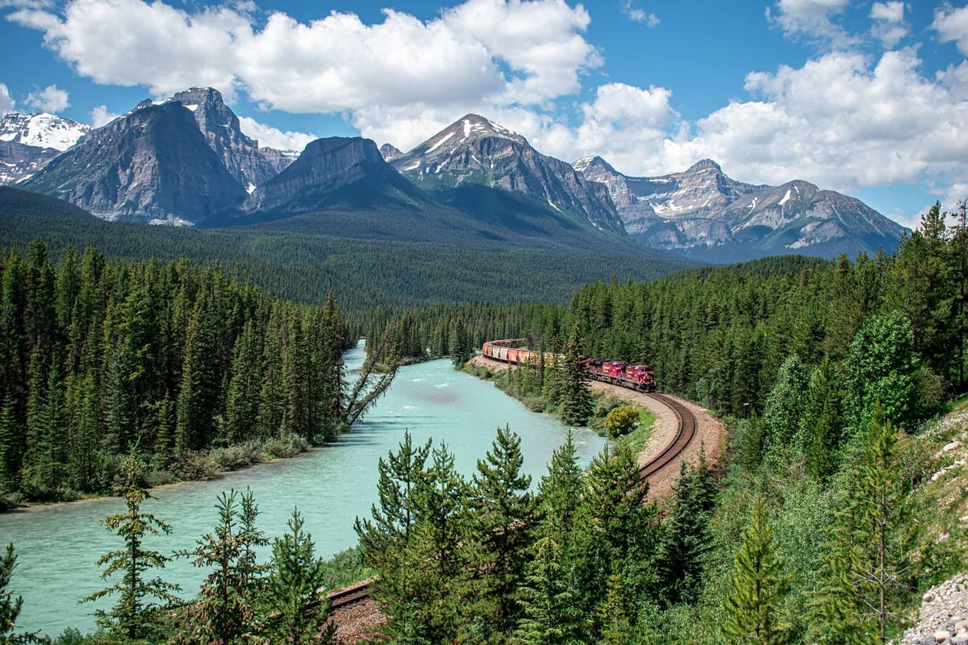 落基山脉又译作洛矶山脉,是美洲科迪勒拉山系在北美的主干,由许多小
