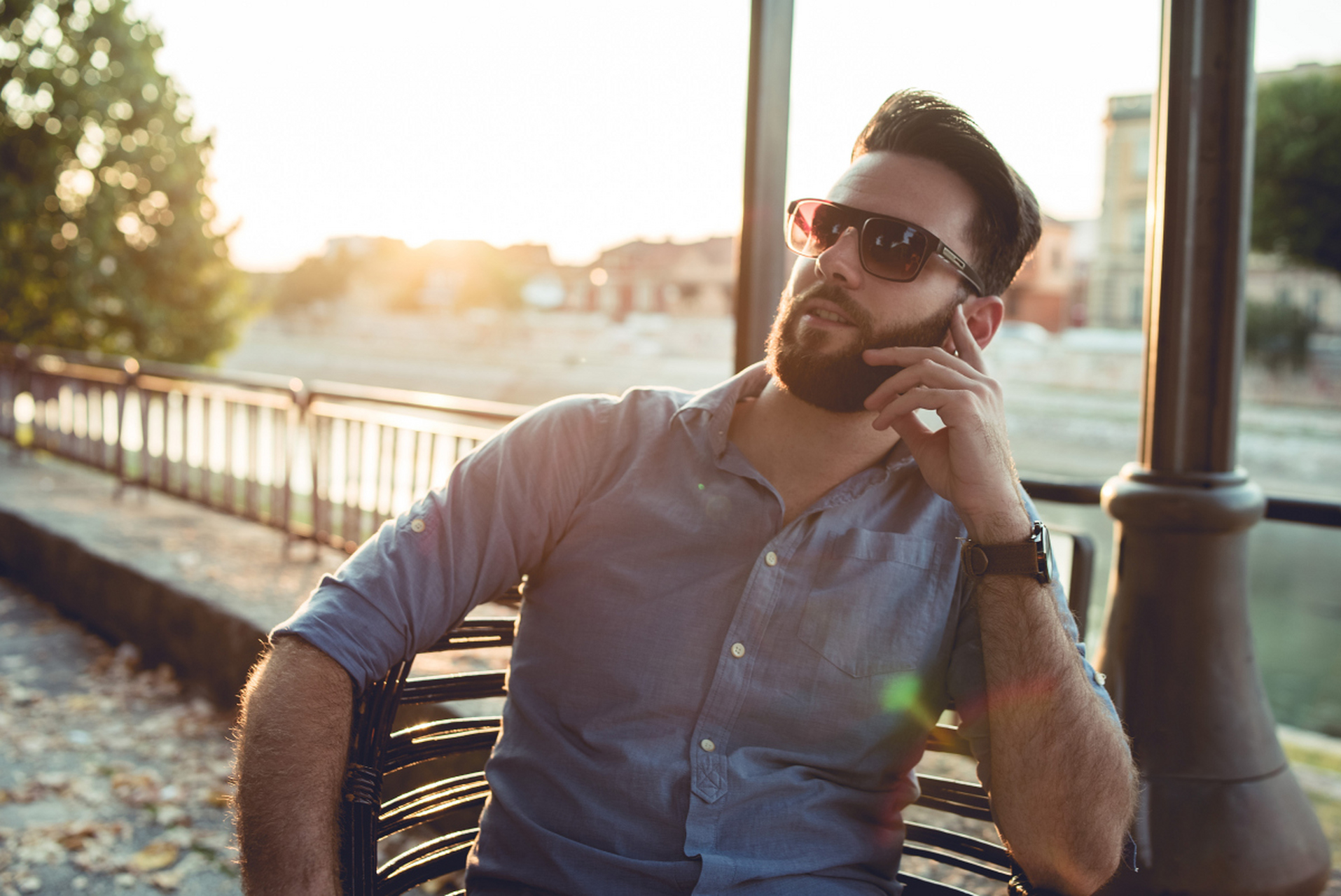 他们眼神坚定有力,笑容温暖如春;唇部牙齿整洁无瑕.鼻梁挺拔精致如画!