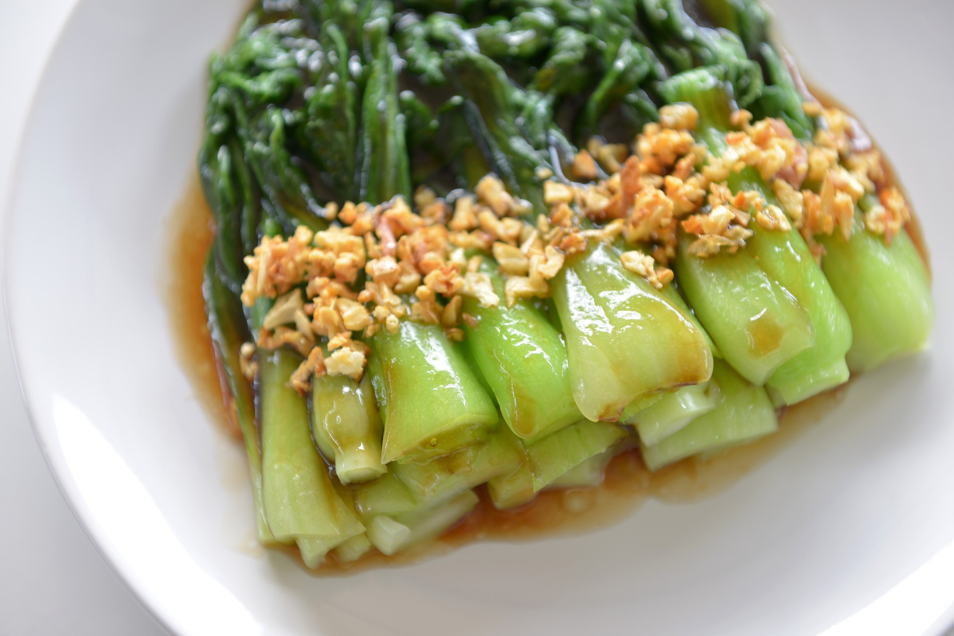 油淋菜心是一道广东人非常喜欢的青菜,做法也非常简单