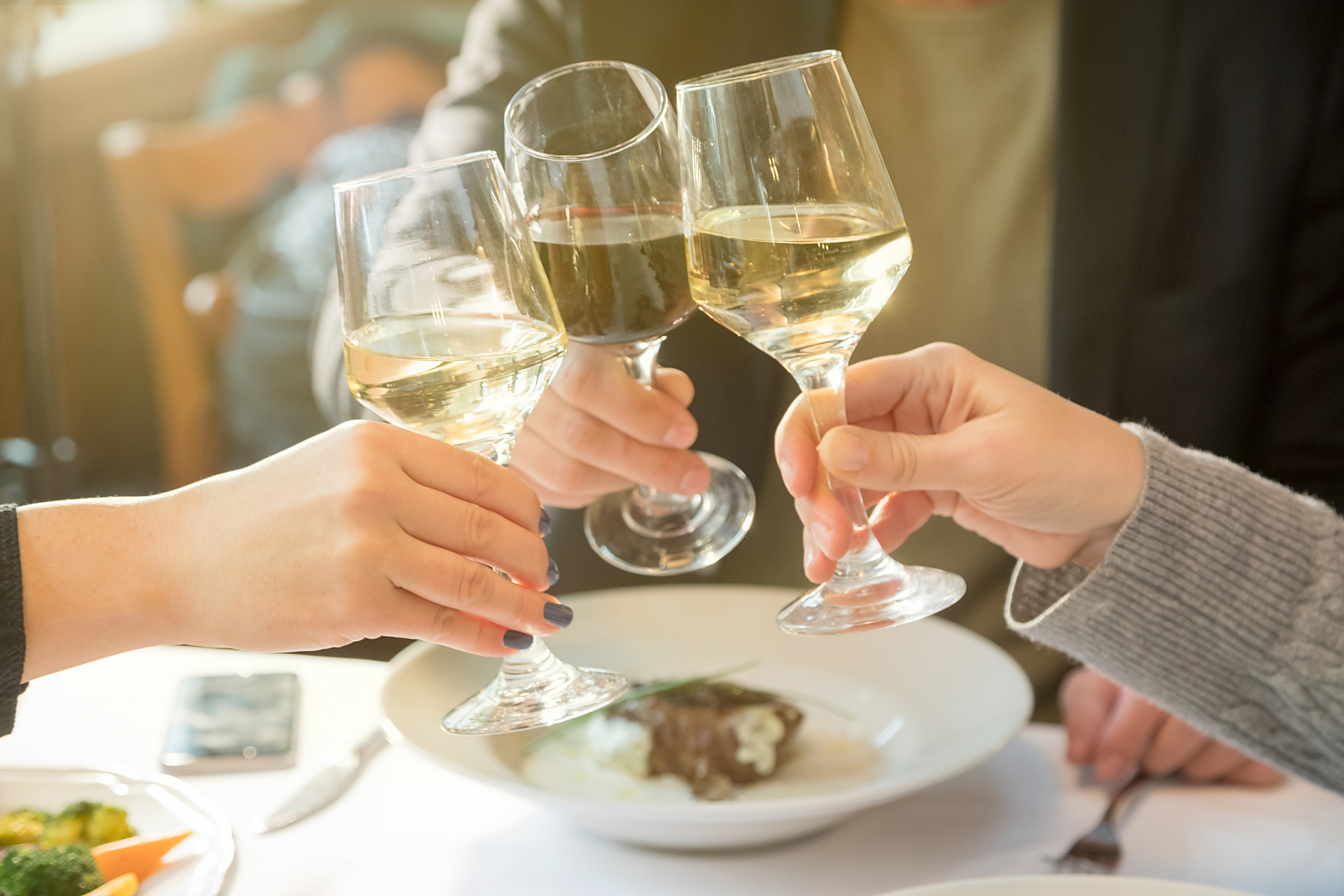 不懂就会吃亏!  1,敬酒三次,别人都不端酒杯,就不要再敬了.