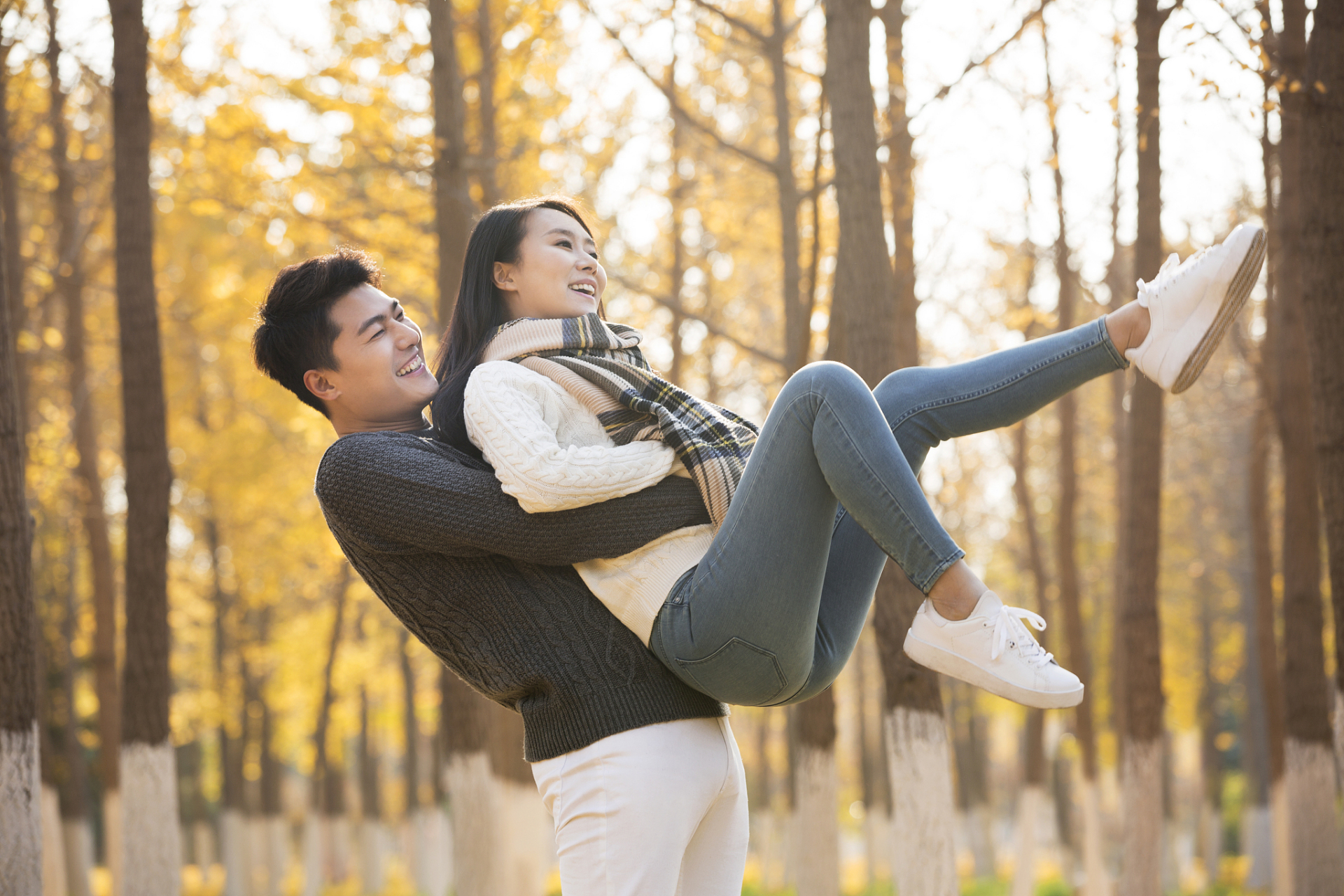 想成为拥抱高手吗?从初识到深爱,每个阶段的抱姿都有讲究!