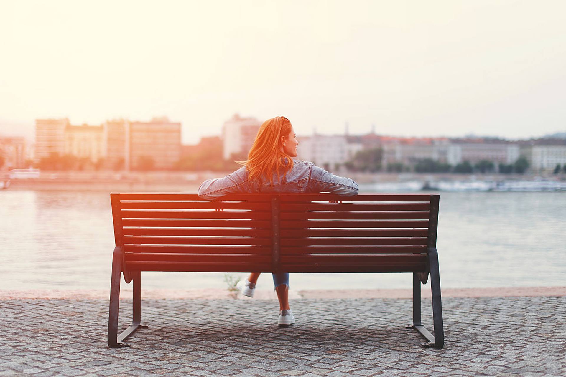 是那孤独的背影,  如一片飘零的落叶,  摇曳在寂静的街头.