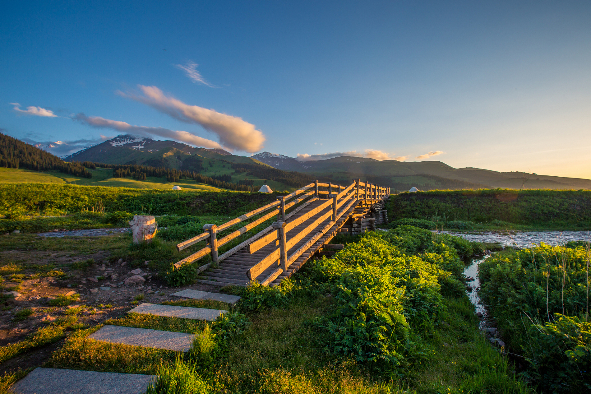 那拉提旅游风景区,哇,它位于新疆新源县境内,就在天山的肚子里,简直就
