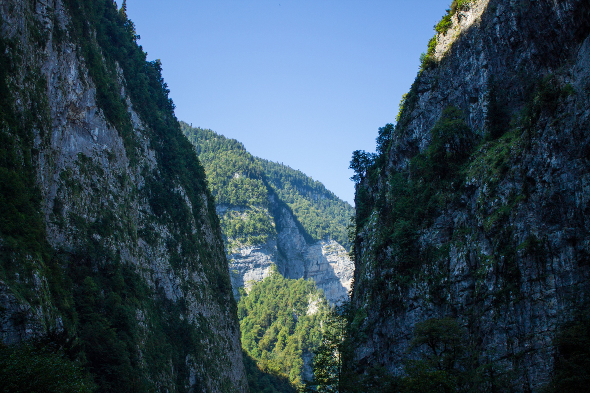 秦皇岛冰糖峪大峡谷是一个著名的旅游景点,有着壮观的峡谷景观和清澈