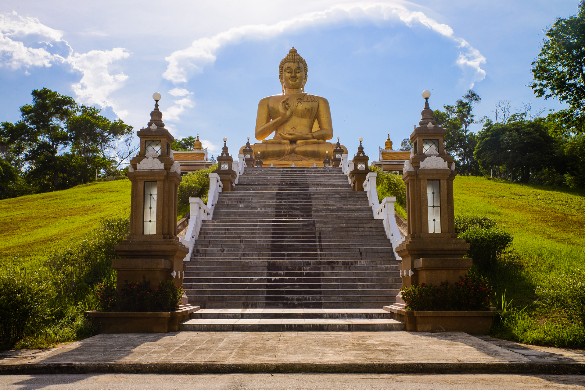 勐泐大佛寺,位于云南省西双版纳傣族自治州州府景洪市城郊,按照国家