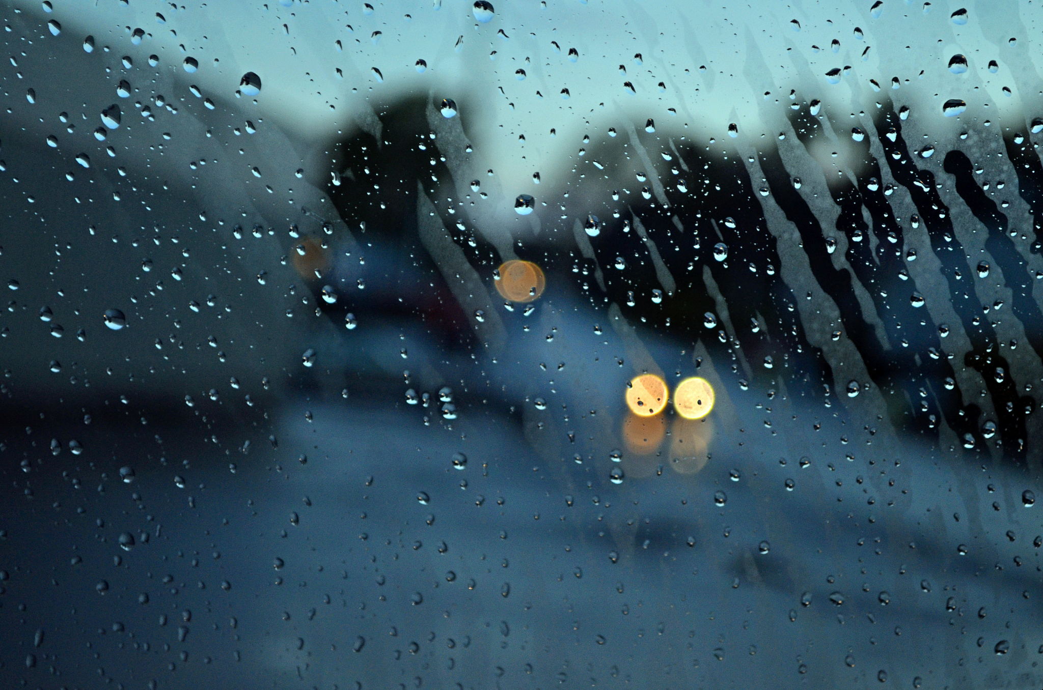 "大雨倾盆而下,世界被水雾温柔包裹,每一滴都像是天空的情诗,滴答间