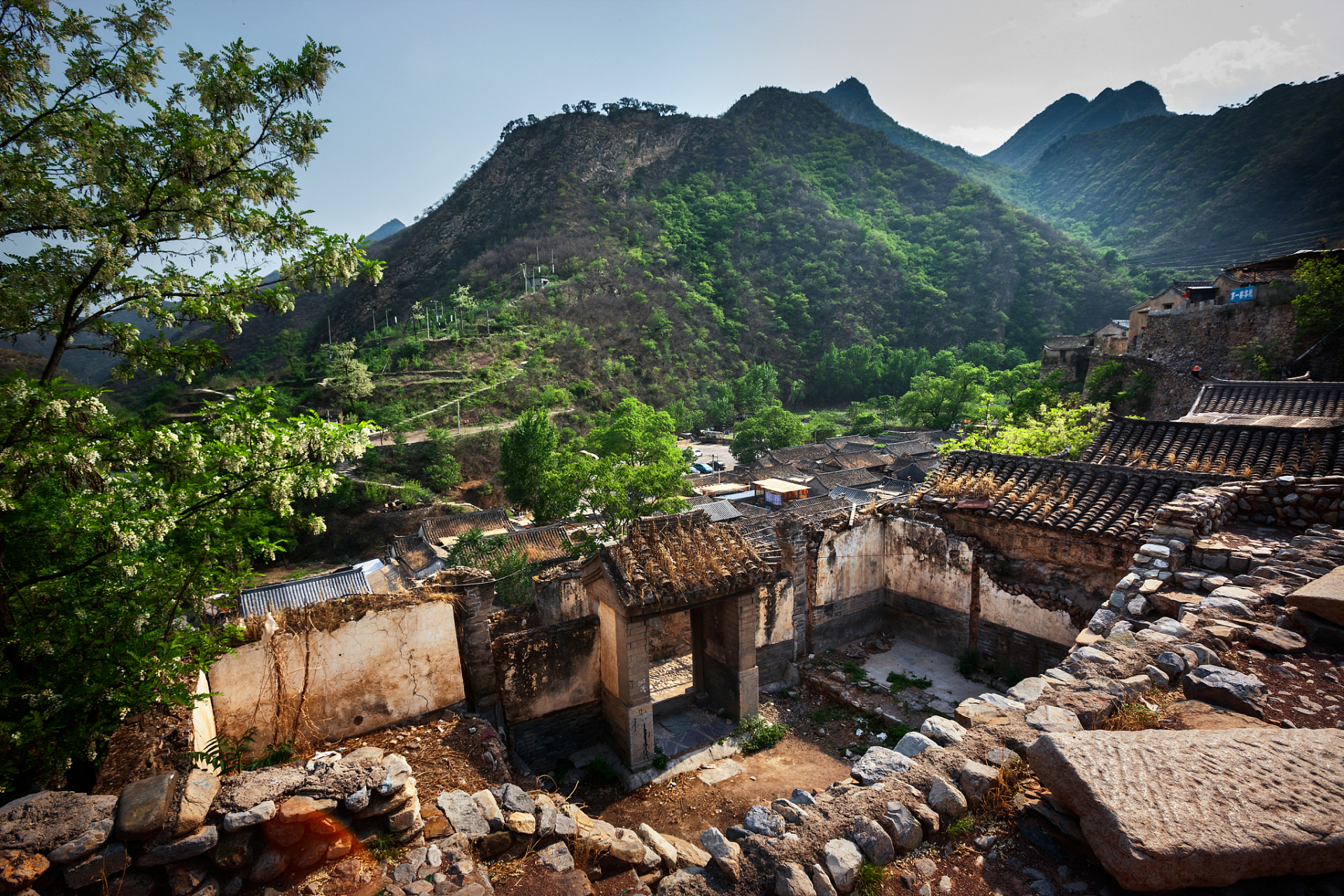 爨底下村位于北京市门头沟区,是一个历史悠久的古村落,具有丰富的文化