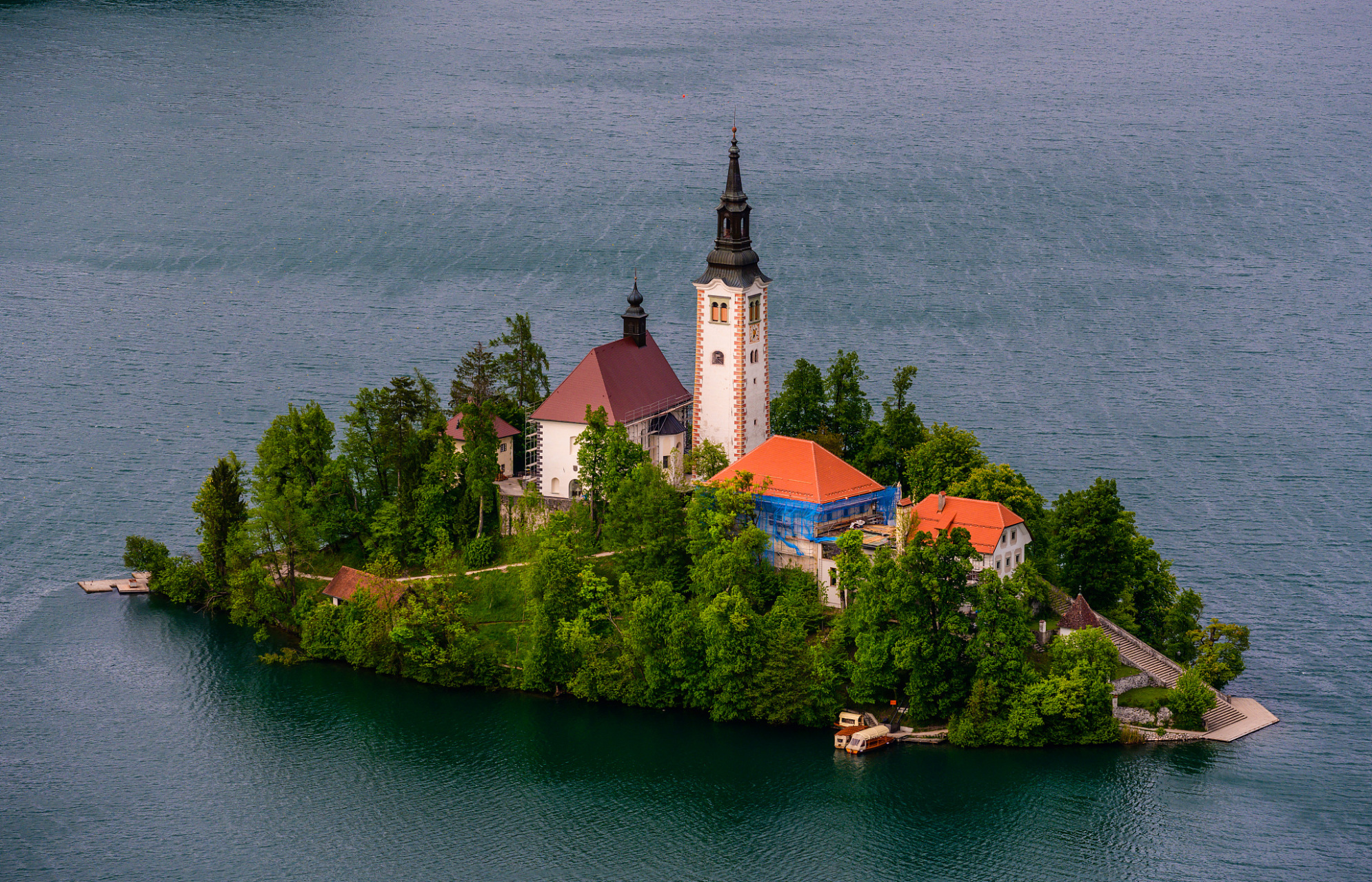 布莱德湖(bled lake)位于斯洛文尼亚西北部的阿尔卑斯山南麓,"三头山"