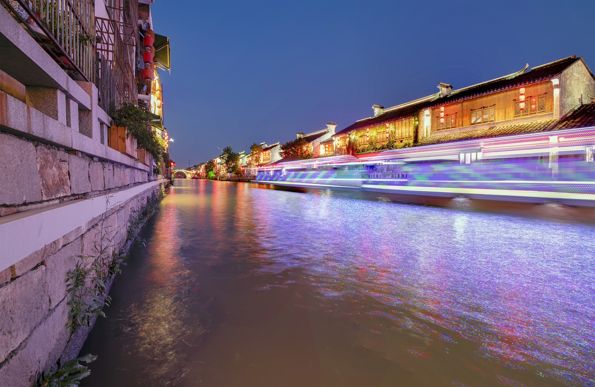 夏风轻拂水面平, 锡城古运河畔行. 晚霞余晖映波影, 风送船行曲径情.