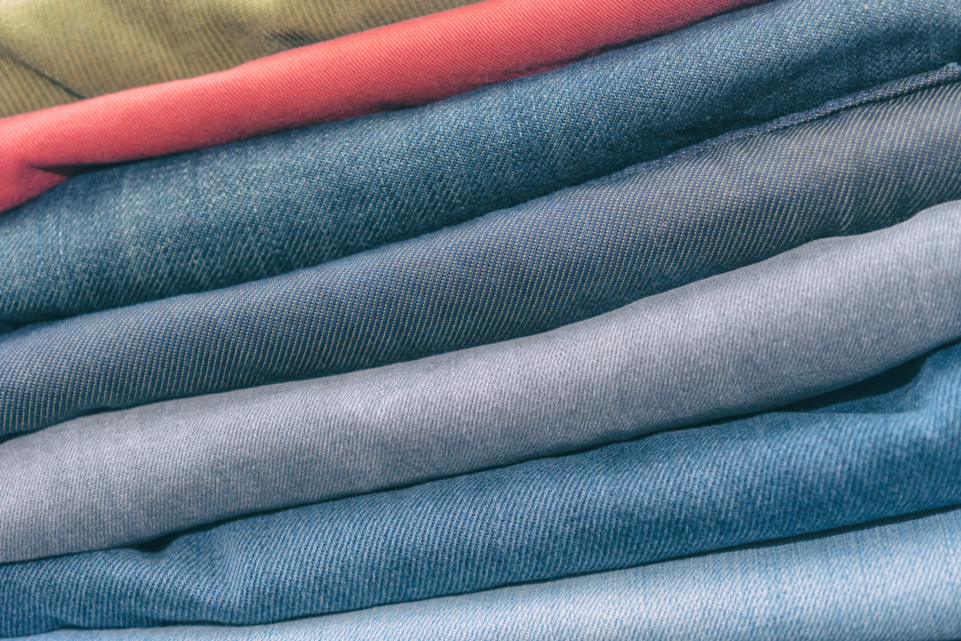 涤棉和纯棉都是常见的面料,各有优缺点,需要根据个人的需求和喜好来