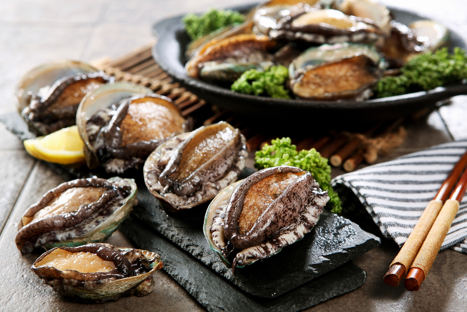 有一道独特的美食,它的名字与广州的历史紧密相连,它就是阿一鲍鱼