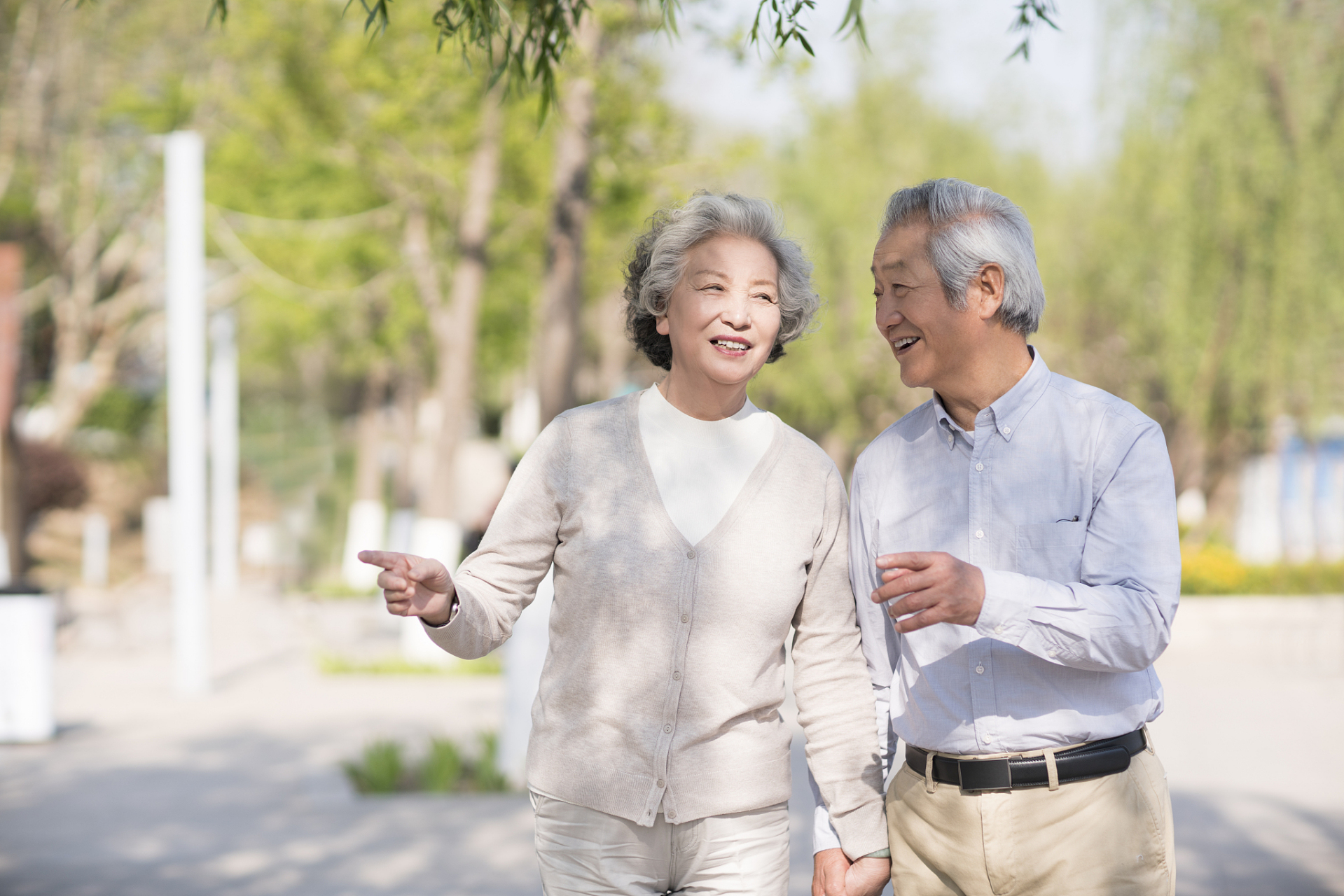 白发老人牵手图片唯美图片