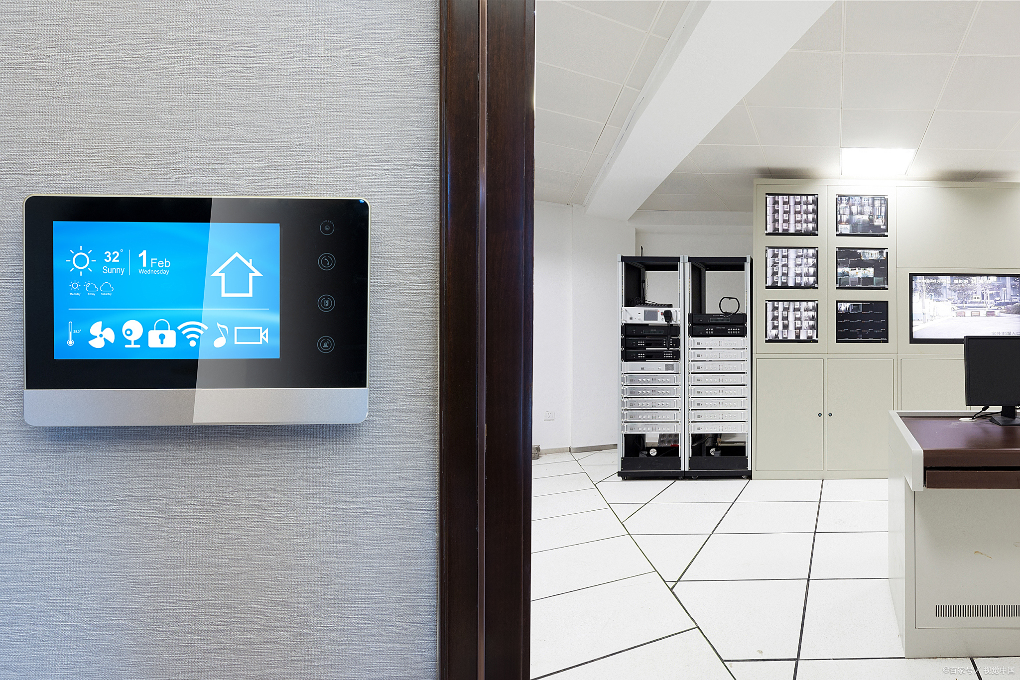 智能门禁系统:智能建筑中的智能门禁系统,可以通过人脸识别或指纹识别