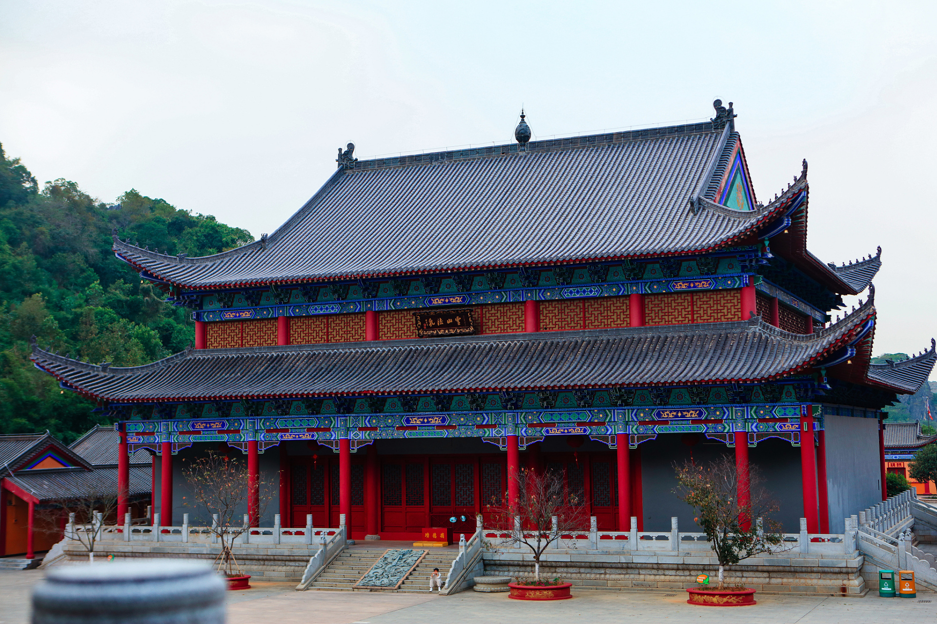 历史可追溯至三国,后改名东华禅寺;南华寺位于广东韶关,始建于南北朝