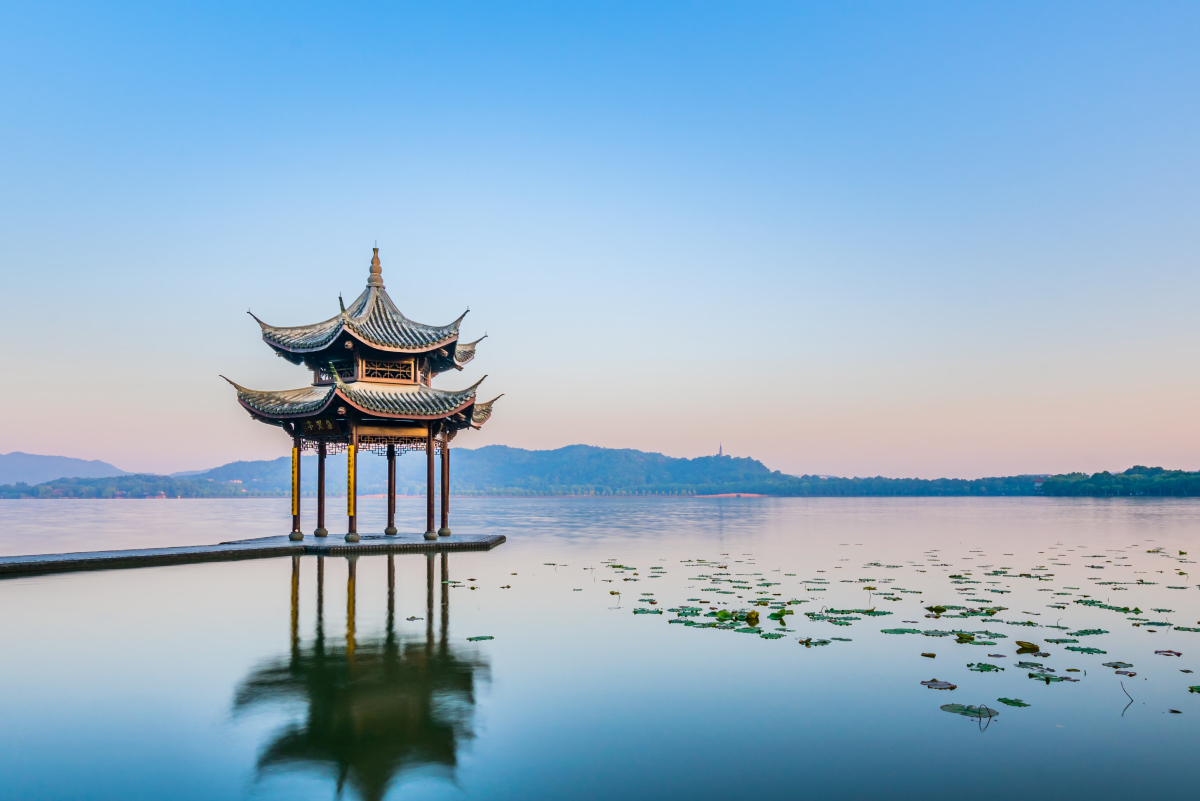 西湖十景,位于中国浙江省杭州市西湖区境内,为西湖风景名胜区周围的十