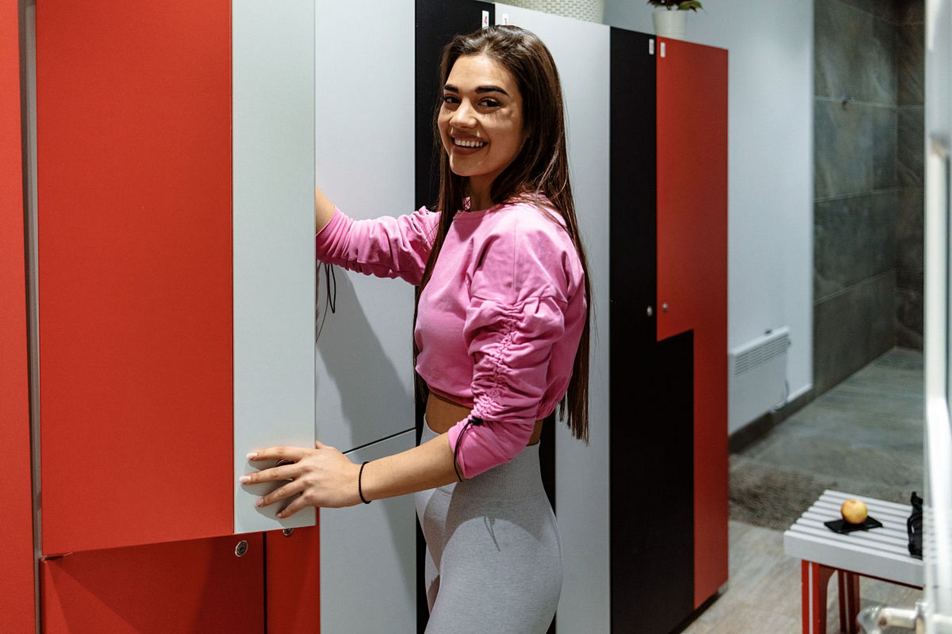 "云南某水上乐园,女生正在女更衣室换泳装,无意中抬头,竟发现窗户处有