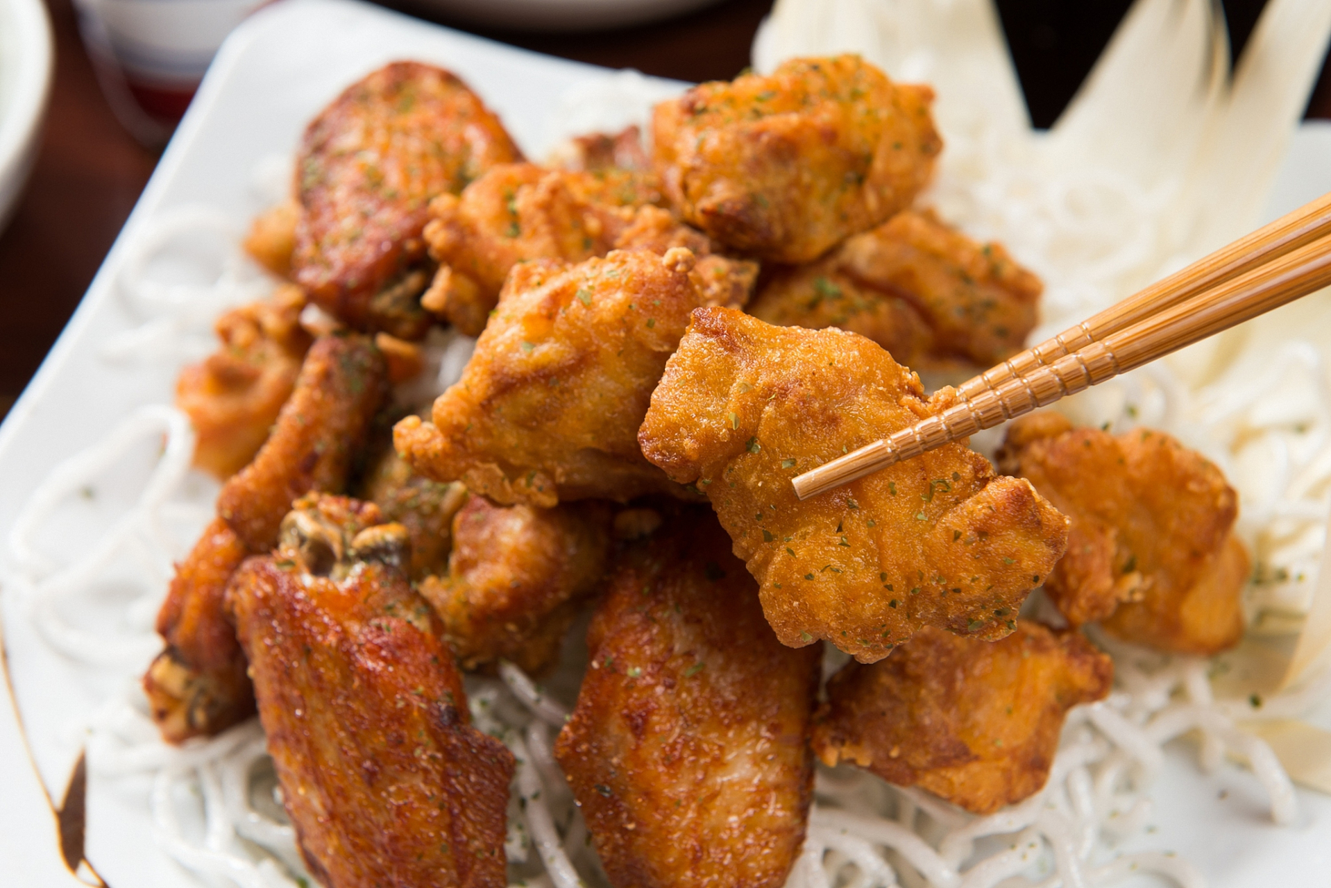 椒盐排骨是一道广受欢迎的家常美食,它以外酥里软,香辣可口而闻名.