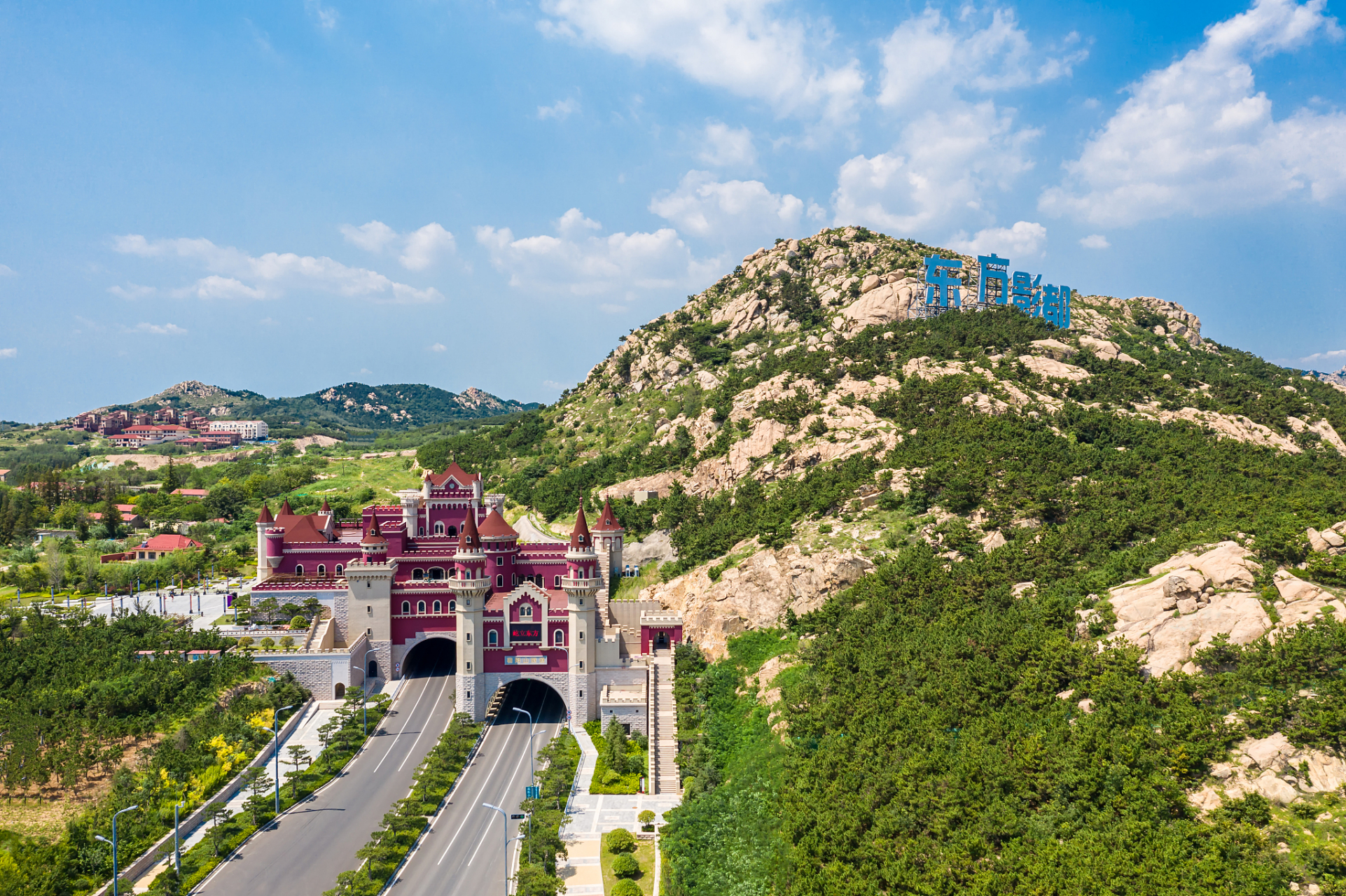大乳山风景区是一处集观光旅游,休闲度假在内的综合性大型旅游胜地,是