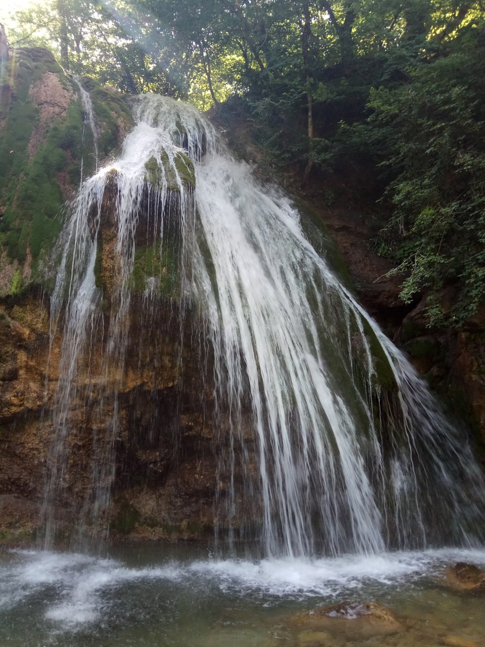 清远天子山瀑布群位于广东省清远市清城区,是广东省内最大的瀑布群,被