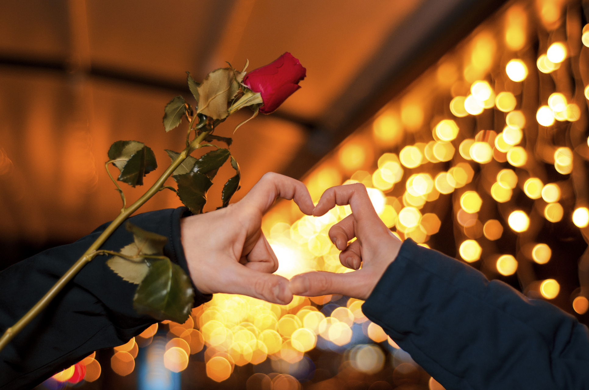 精心挑选的八个字浪漫短句,传递着与爱人共度美好时光,相伴到老的深情