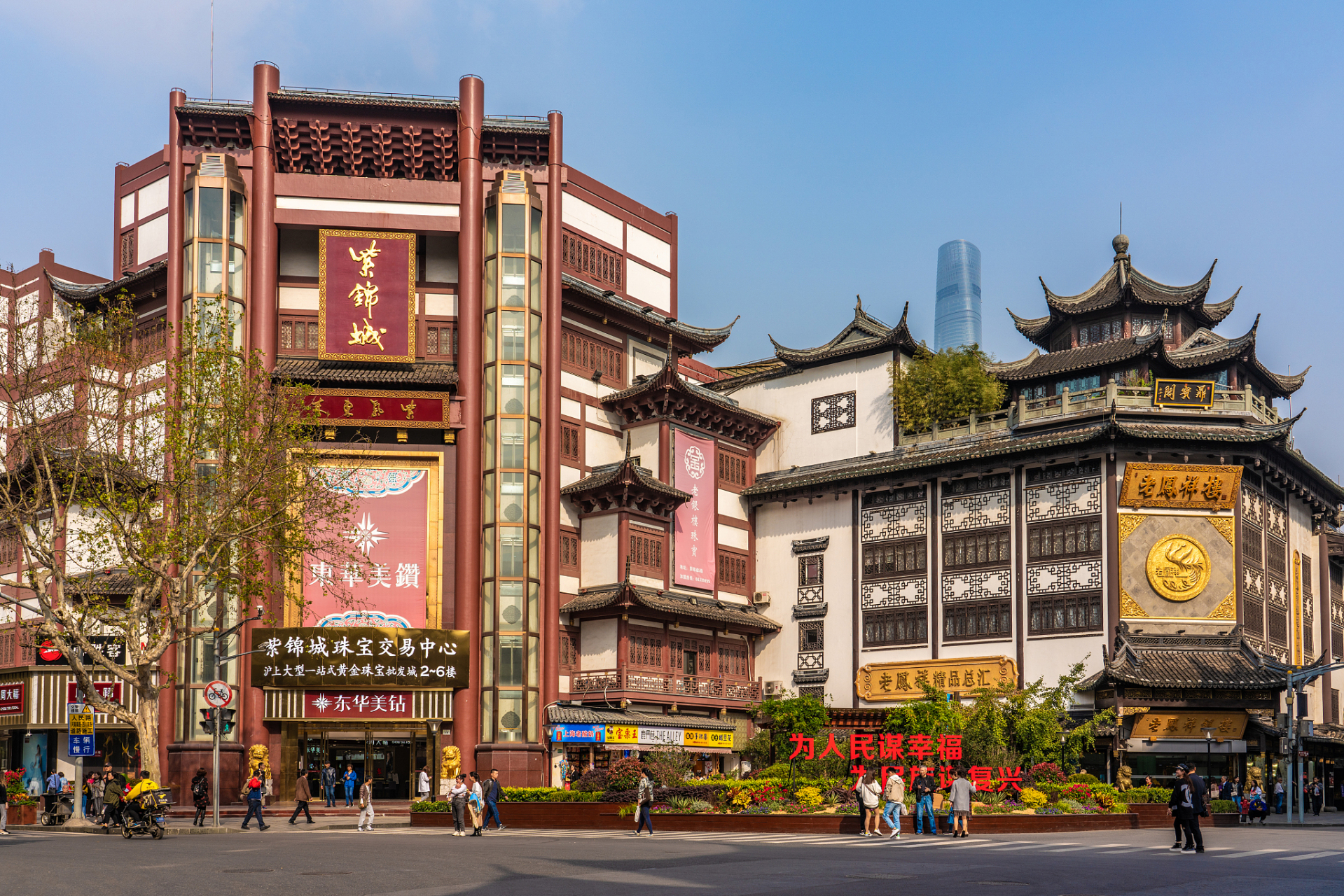 上海城隍庙是一个著名的历史文化景点,位于上海市黄浦区.