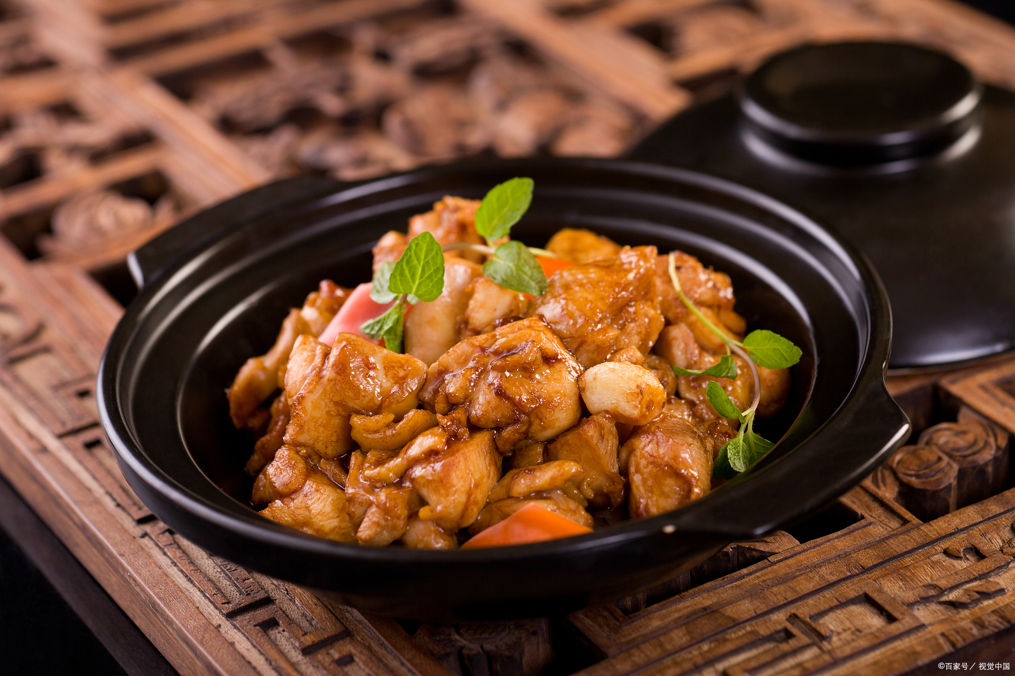 黄焖鸡是一道非常经典的鲁菜,它以其独特的调味和