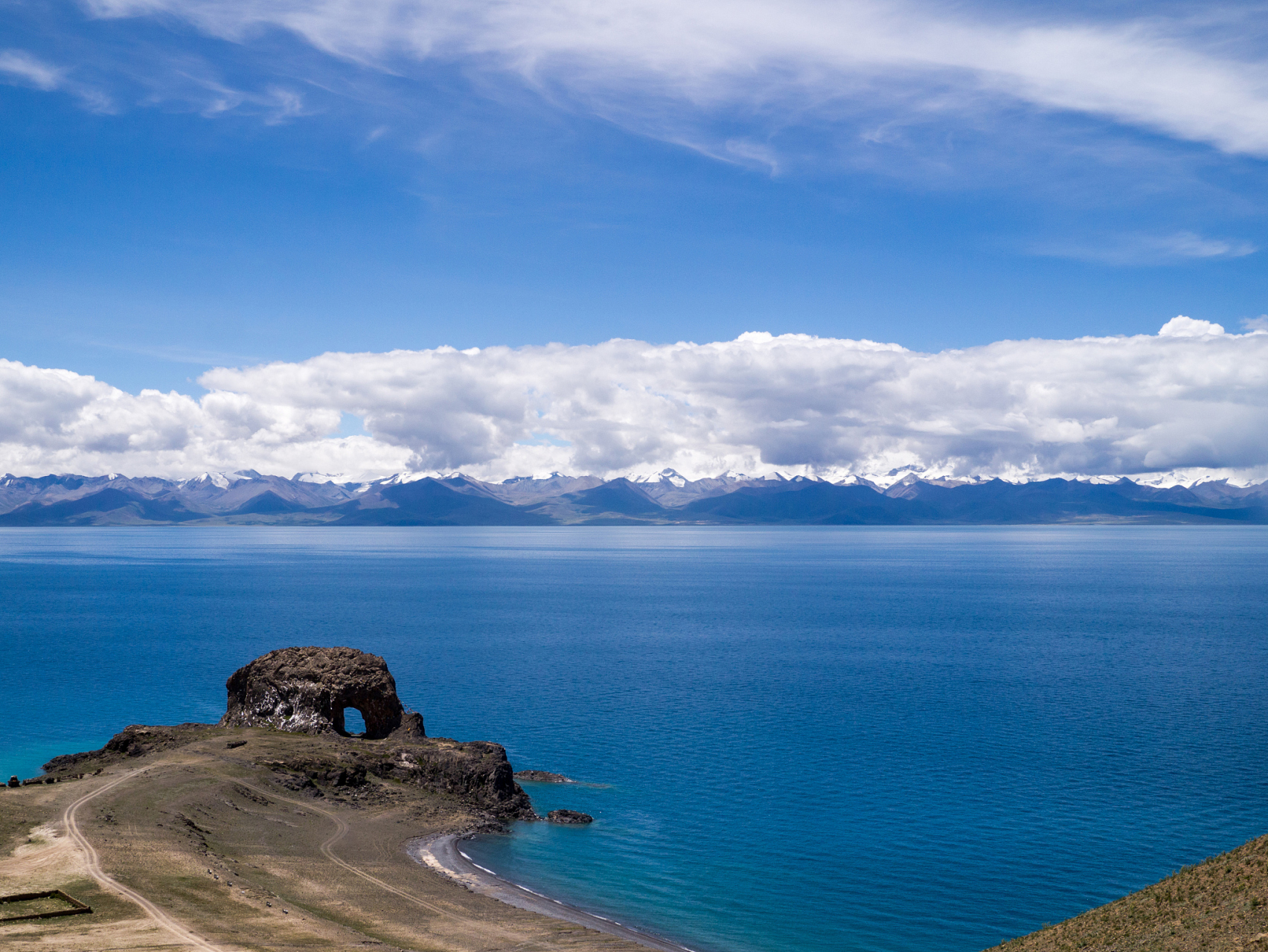 纳木错湖是一座位于西藏自治区中部的美丽湖泊,它是世界上海拔最高的
