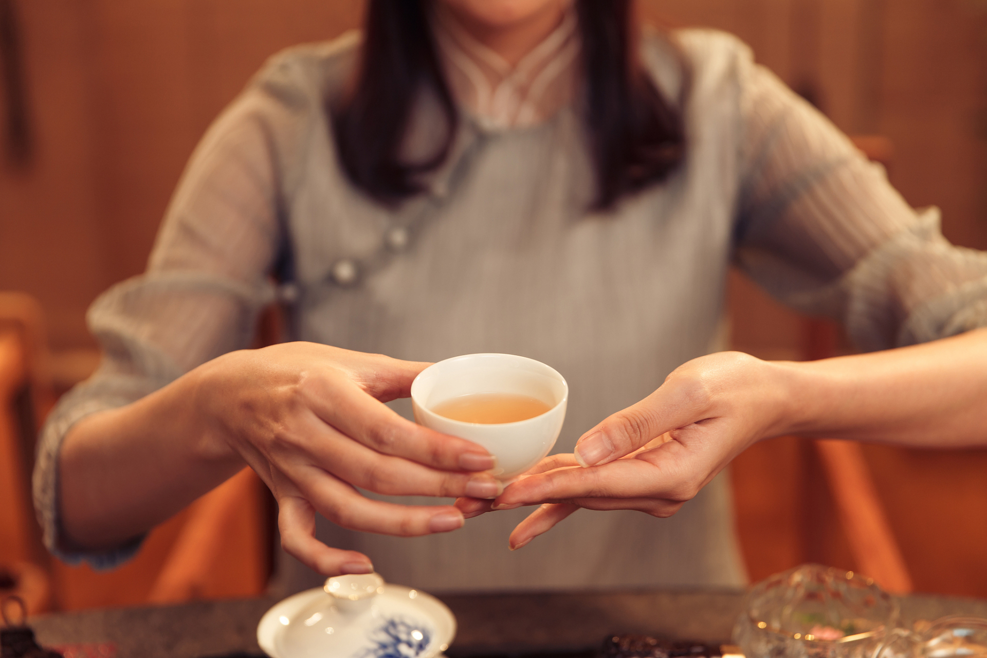 浙江的一个儿媳在婚礼敬茶环节为婆婆敬茶了三次,但婆婆扭头却一直