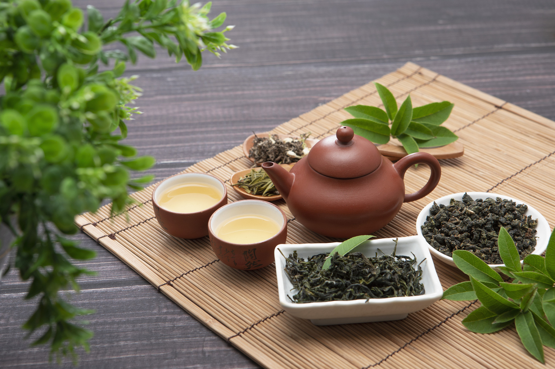 茶是一种人生,哪怕粗茶淡饭 茶是一种人生,哪怕粗茶淡饭,跟你围坐的人