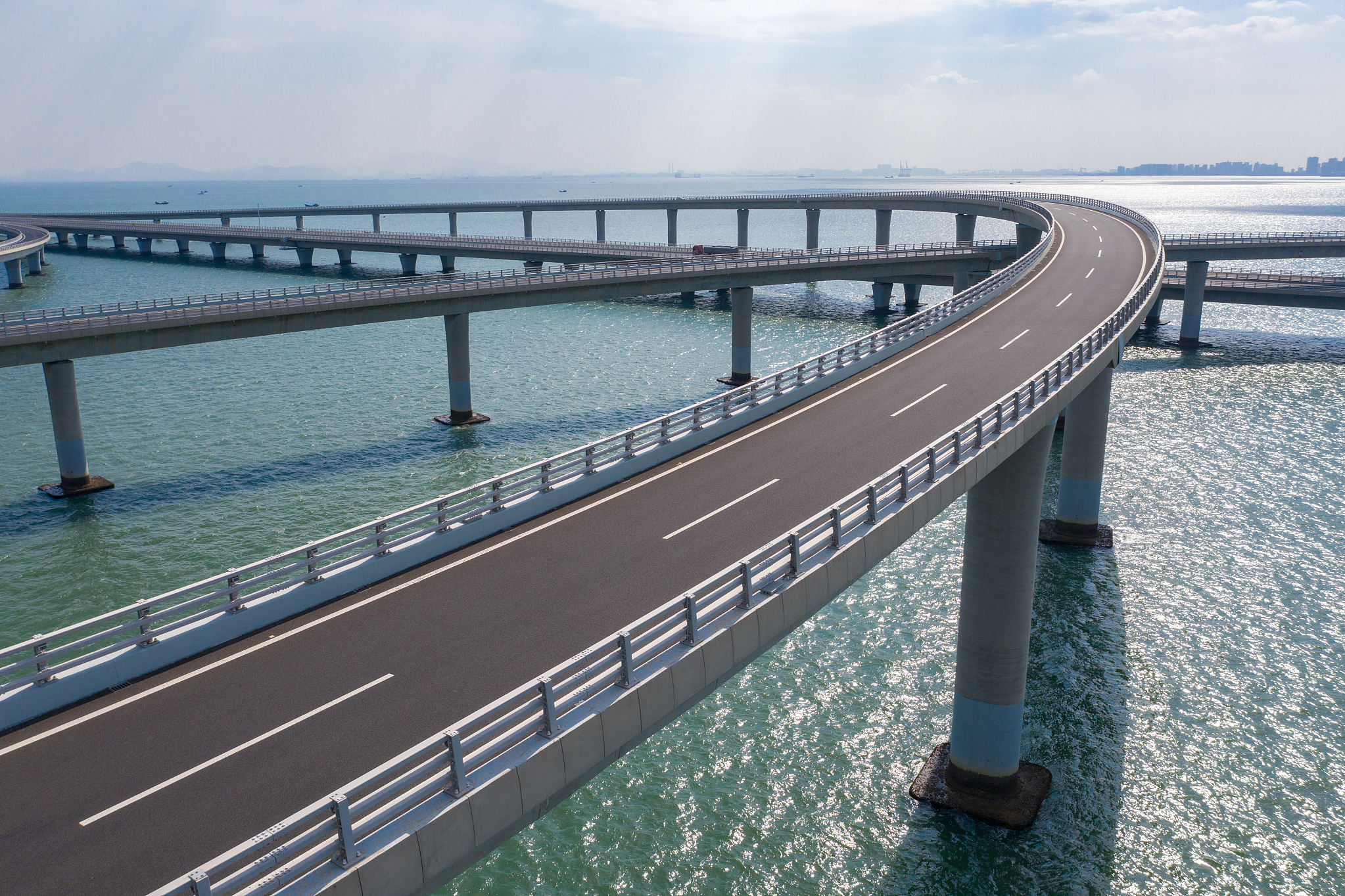 青岛胶州湾大桥是中国北方的重要跨海大桥,游客可以选择自驾或乘坐