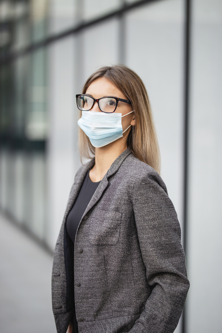 日常生活中佩戴一次性外科医用口罩即可,或者视妹