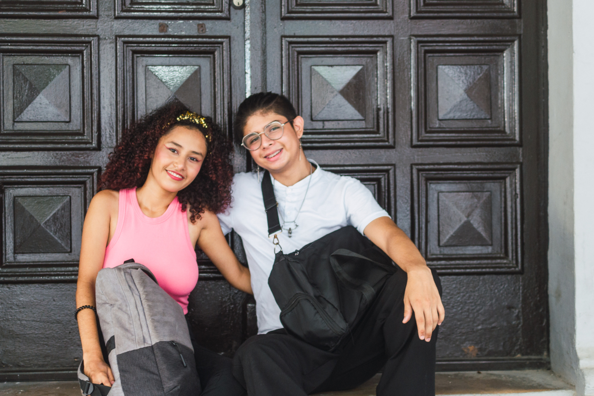 对面楼的小夫妻,几乎从来不关窗户,他们在室内不管做什么,我们这边都