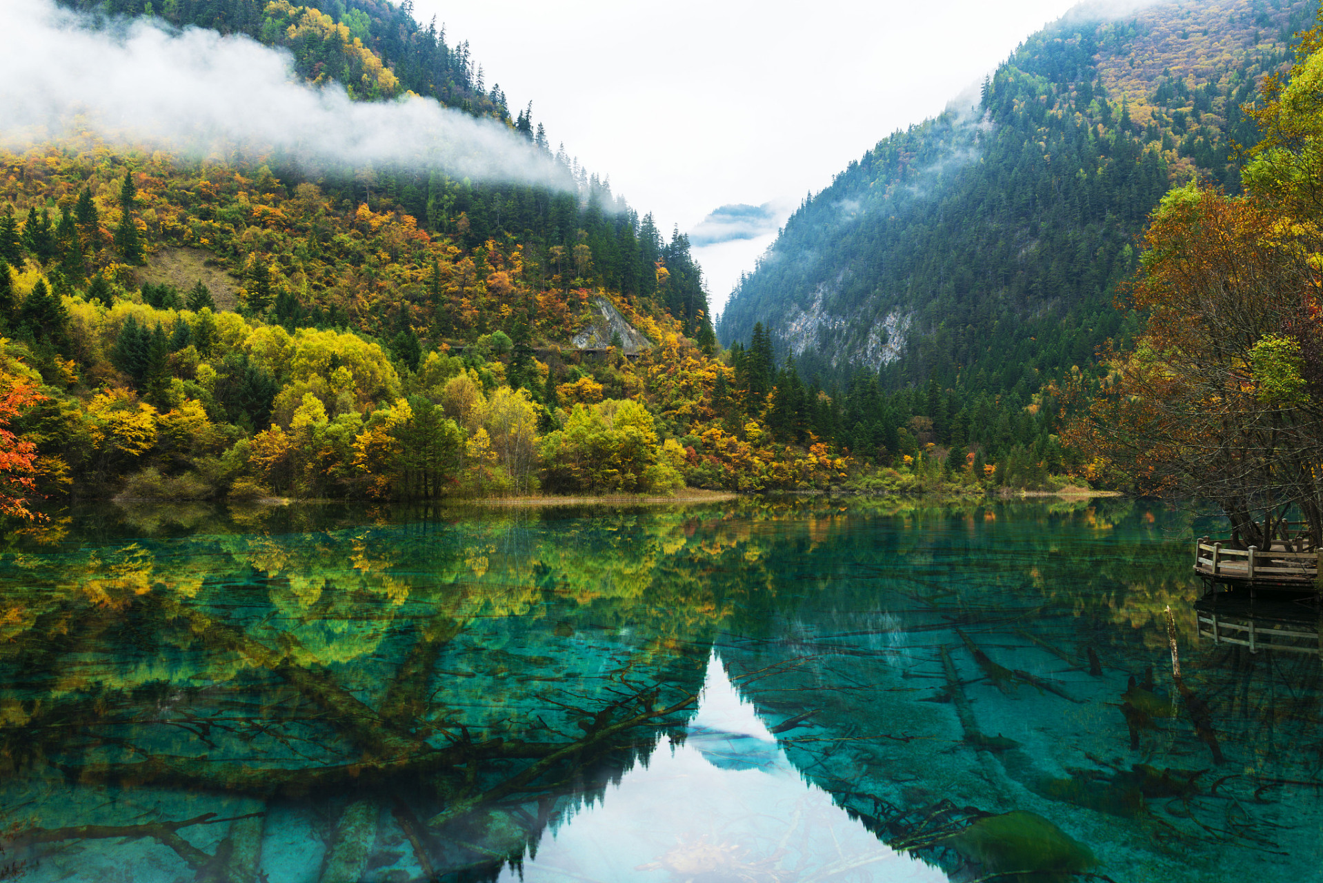 这里的景色让人感叹大自然的鬼斧神工,也让人深深地爱上这个地方.