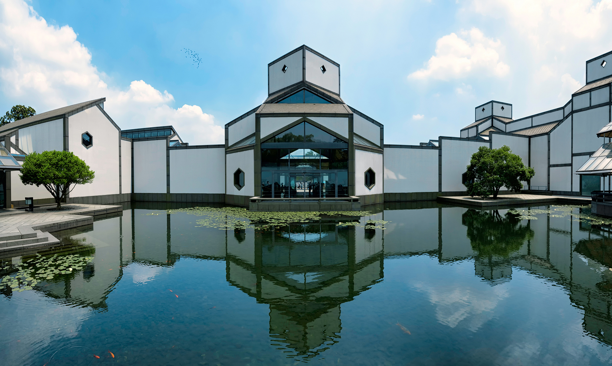 新馆融合苏州园林风格,由贝聿铭匠心设计,屋顶金字塔形天窗独具匠心.