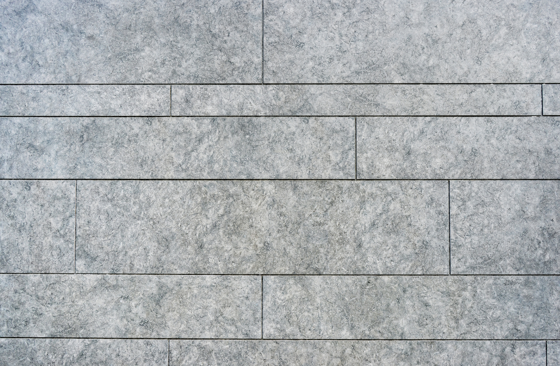 青石板石材是一种常见的天然石材,具有独特的颜色和纹理,常被用于各种