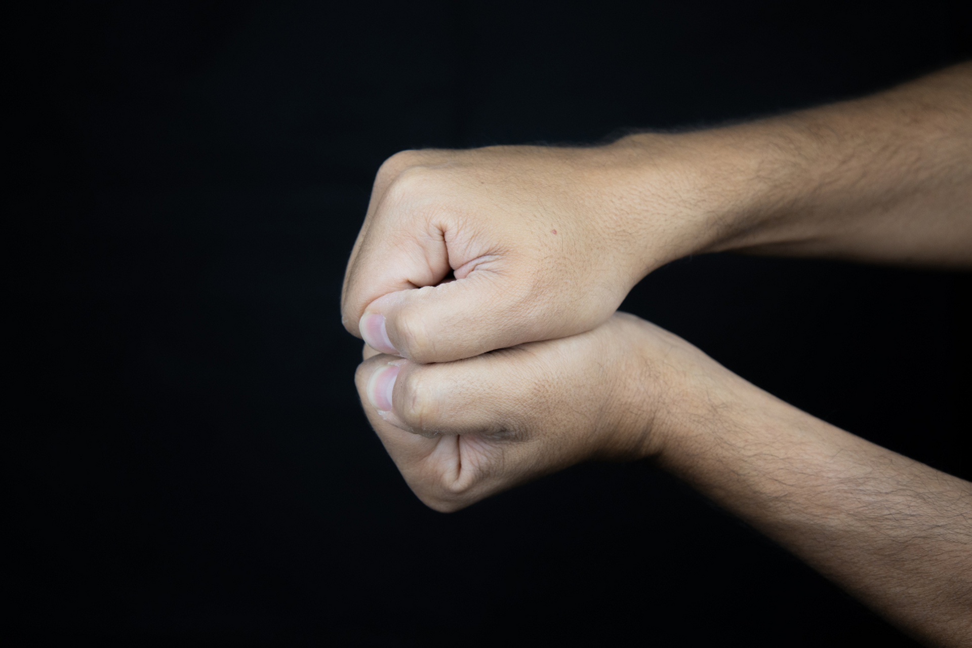 他害羞地说:明天是女孩的生日