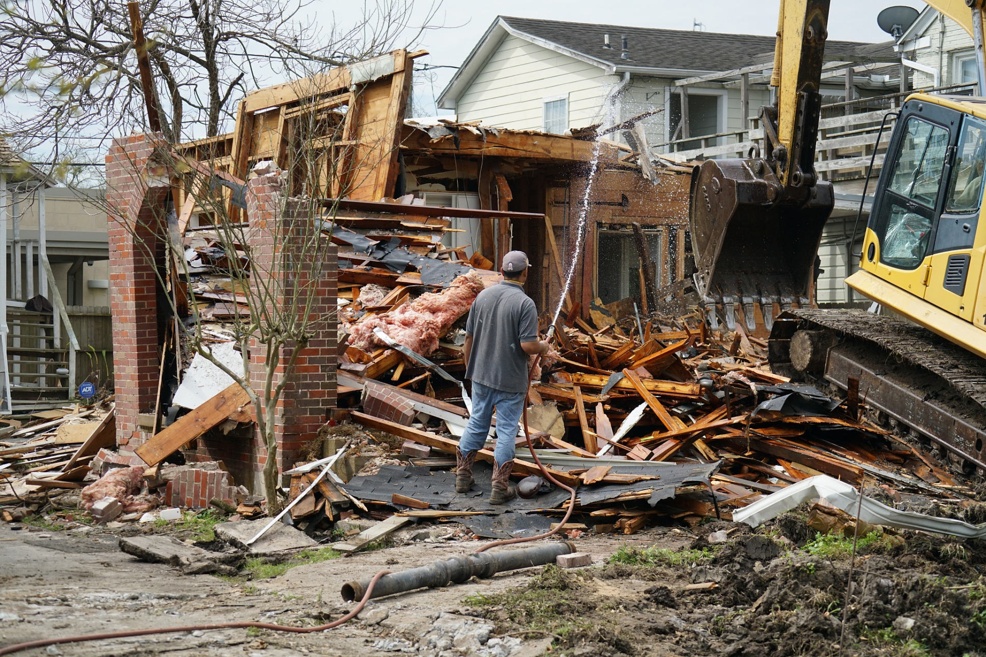 龙卷风肆虐期间,一些灾区的砖房甚至被连根吹倒,房屋的结构受到严重