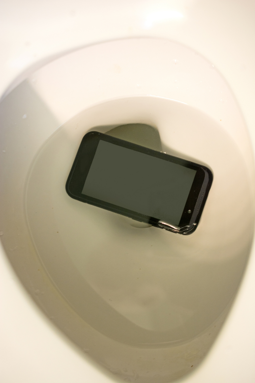 "掉进马桶里的手机,该怎么办?"  嘿!