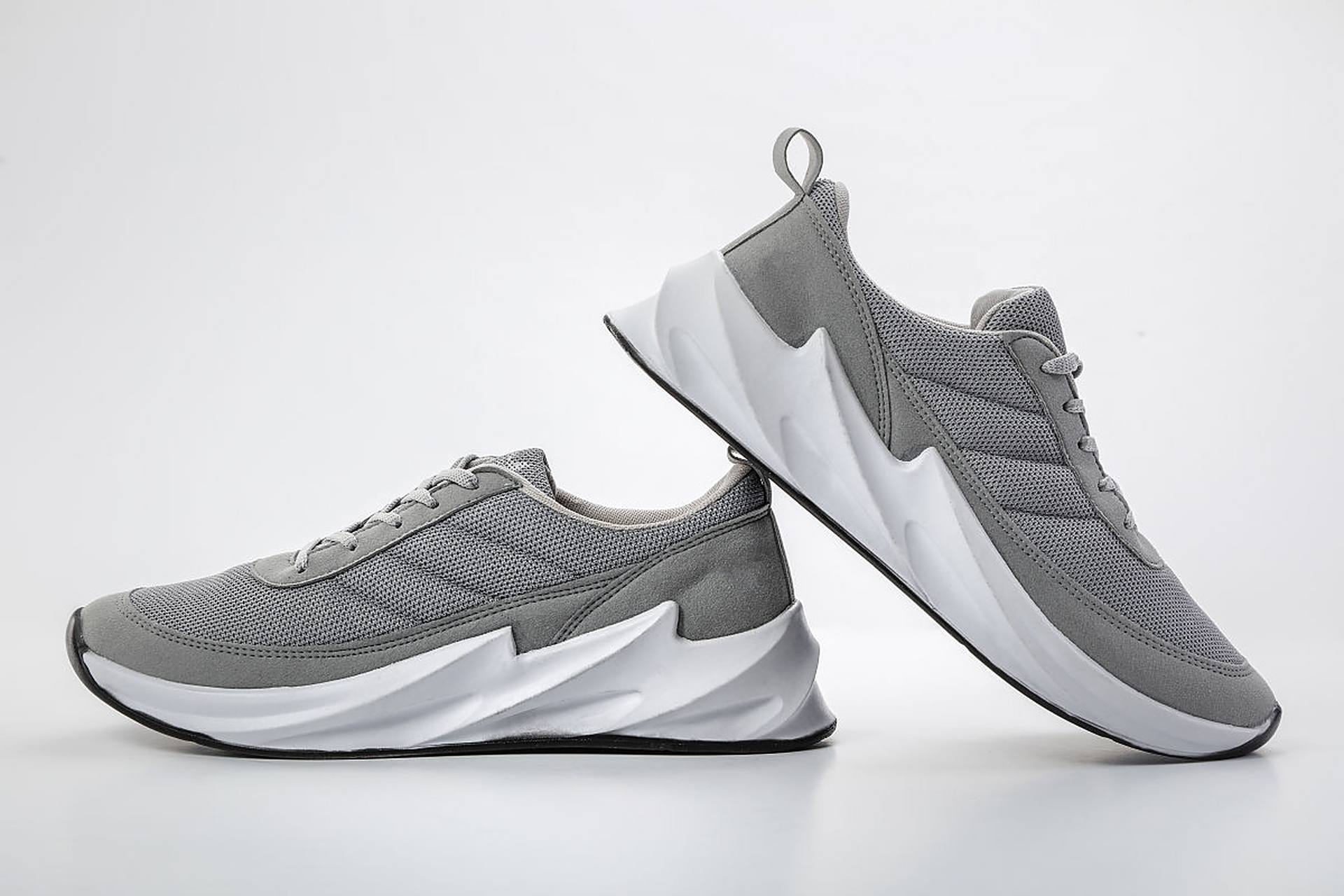 安踏运动鞋在市场上备受认可,提供了多种系列以满足不同运动需求.