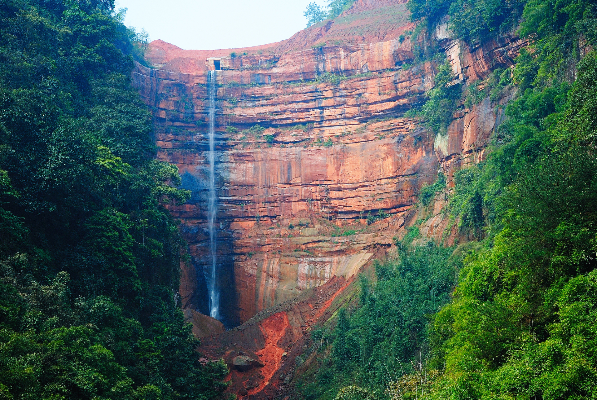 首先,赤水丹霞旅游区位于赤水市