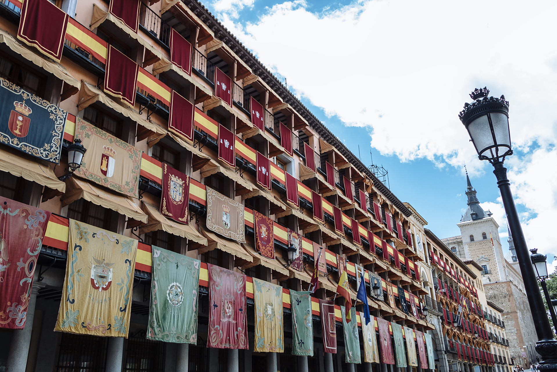 这条古老的街道,又名八角街,地处拉萨,是西藏民俗的活生生缩影.