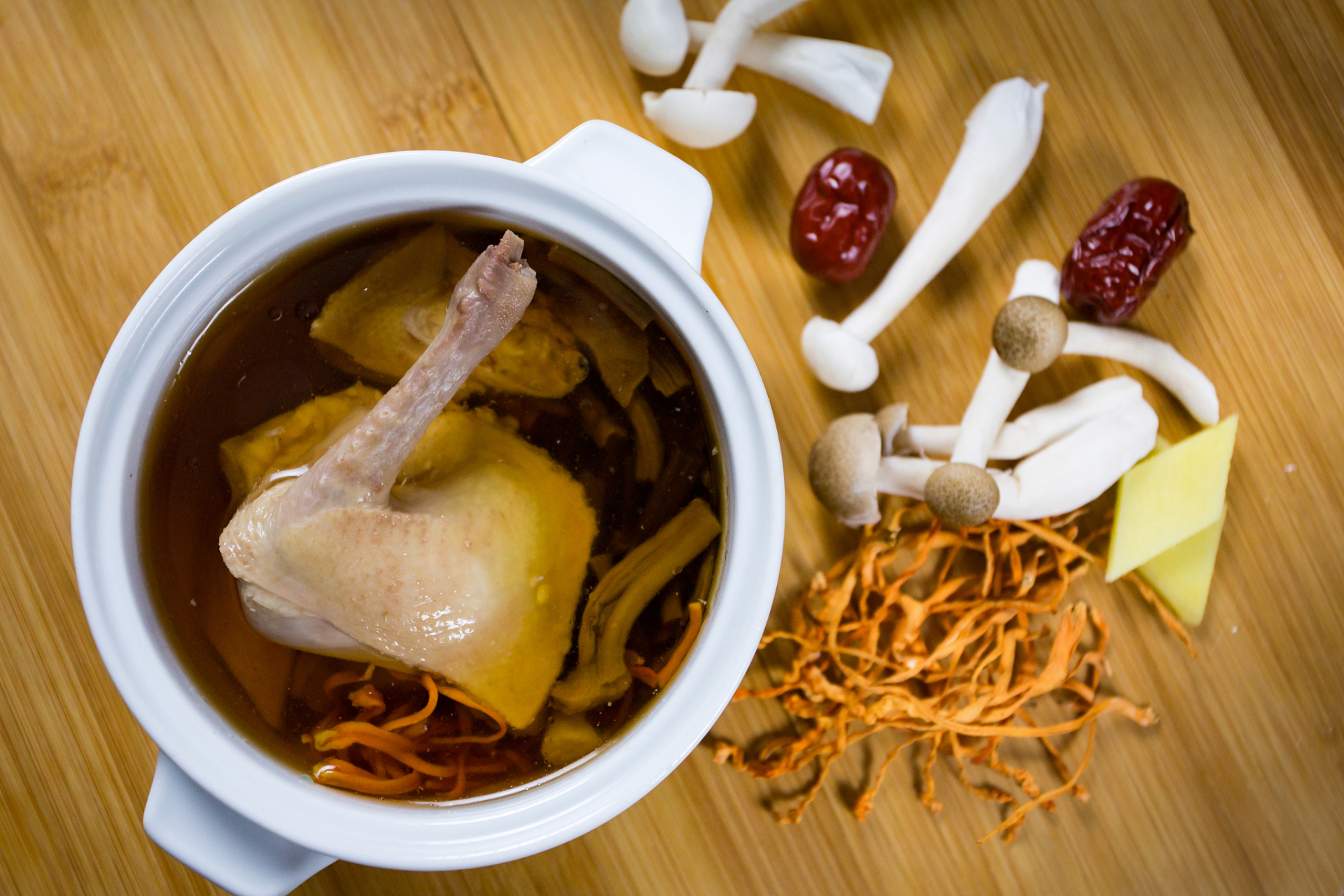 炖出鲜香四溢的鸽子汤,滋补又美味!精选鸽肉搭配红枣,枸杞等营养食材.