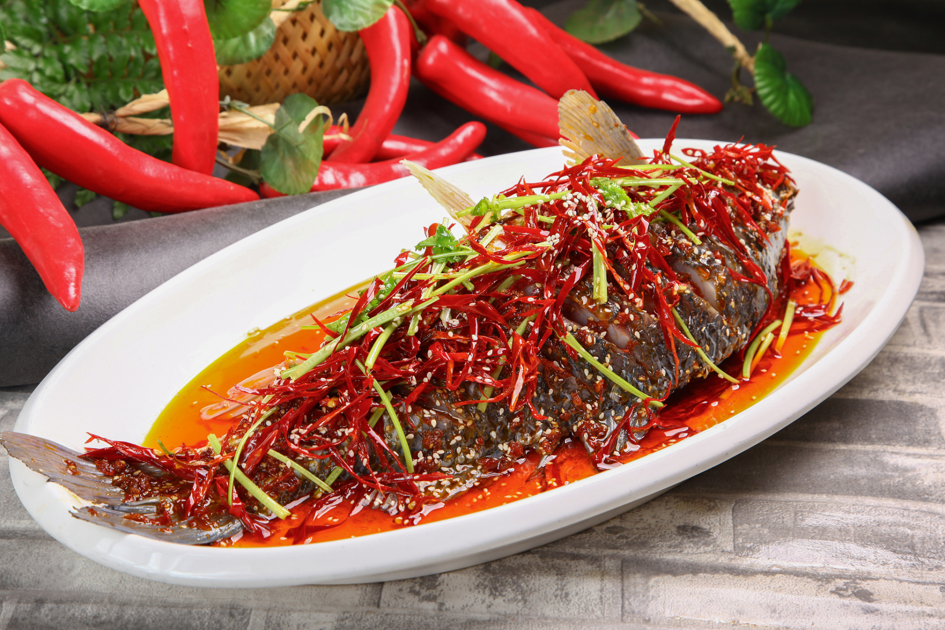 红烧鲫鱼是一道经典菜品,以鲜嫩的鲫鱼肉质和红烧的独特调味而闻名.