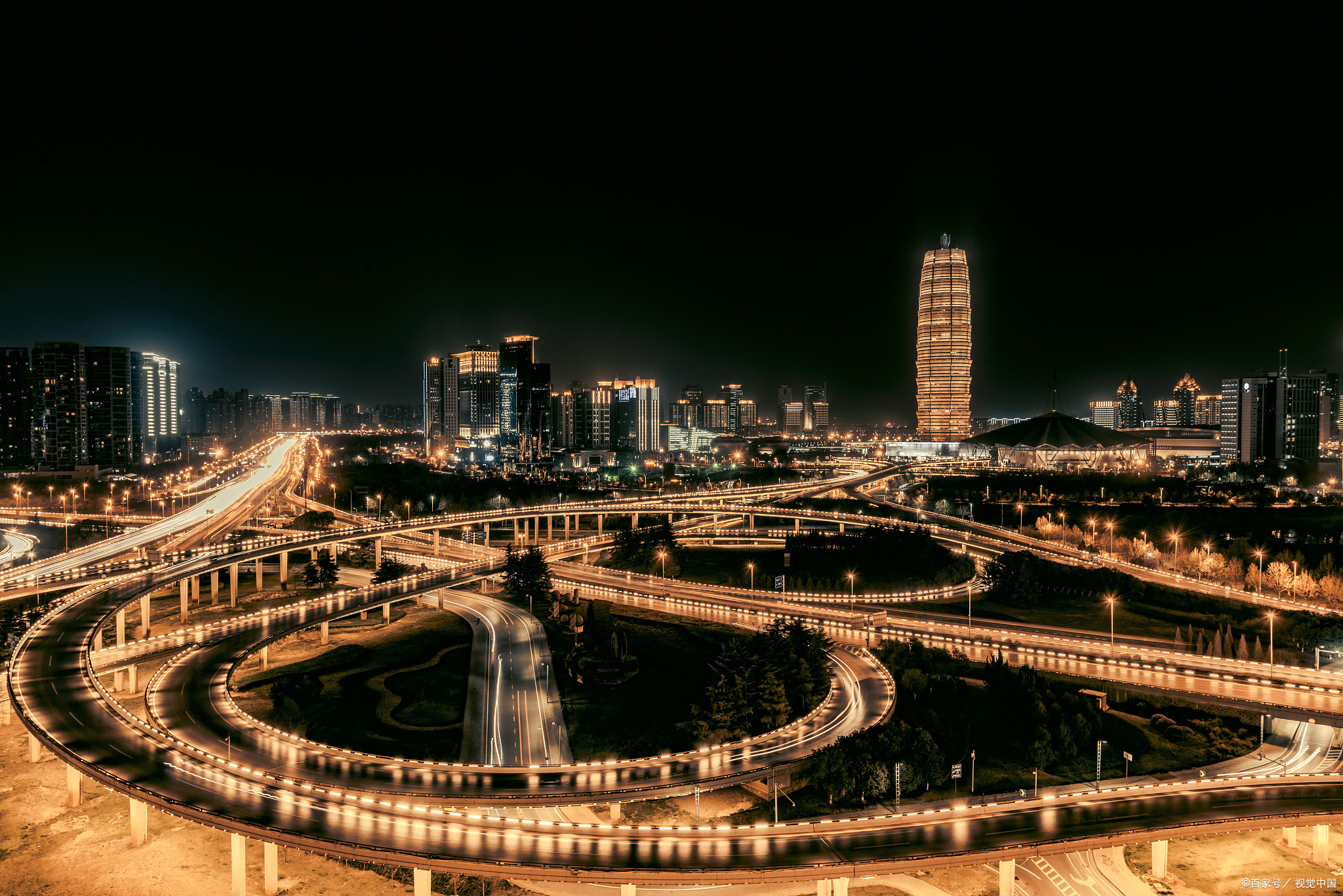 郑州有无数个理由,让你来了就不想走:  首先,文化底蕴丰富,郑州有着