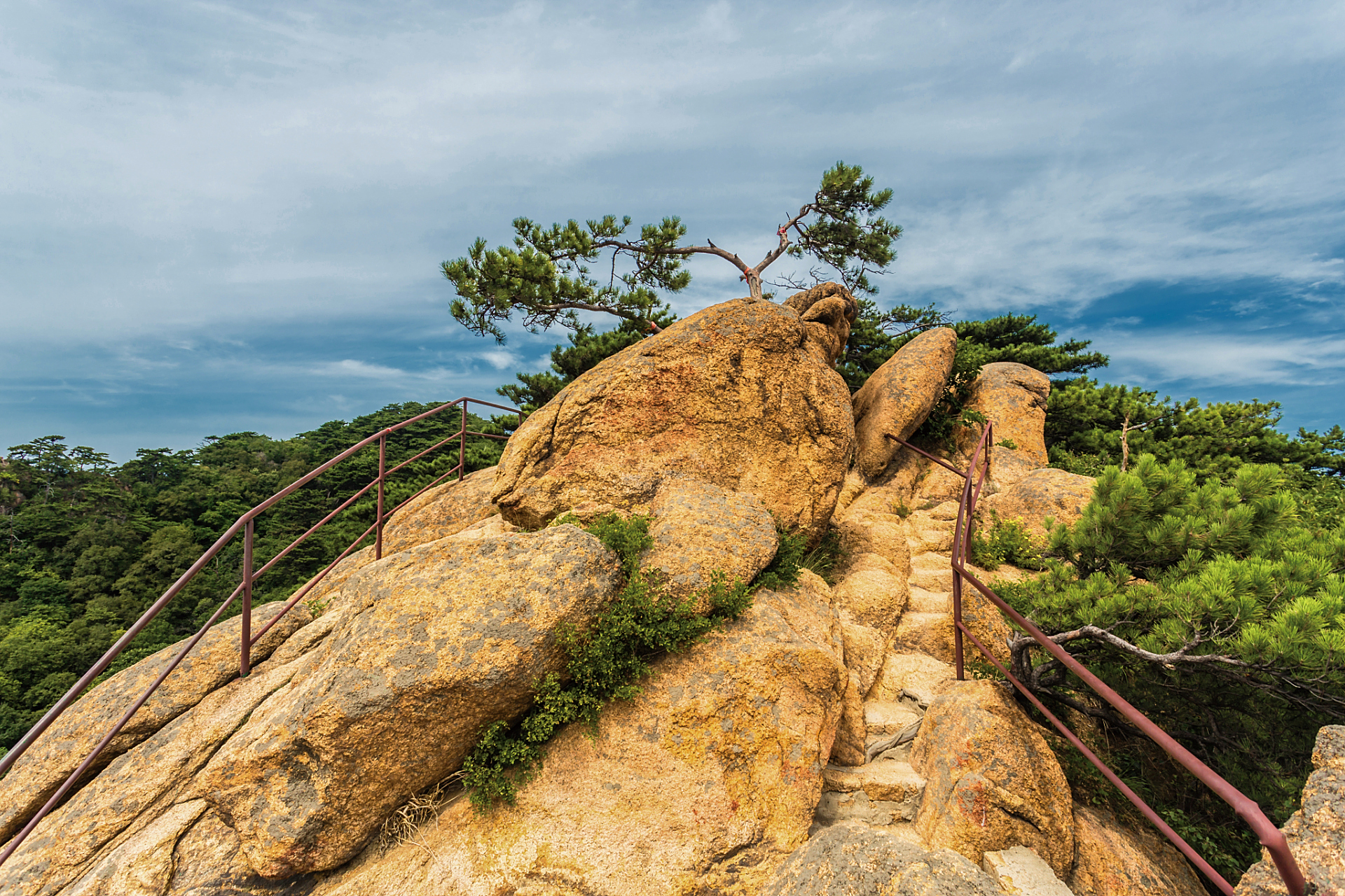 辽宁千山风景区简介|千山风景名胜区,位于中国辽宁省鞍山市中部,距