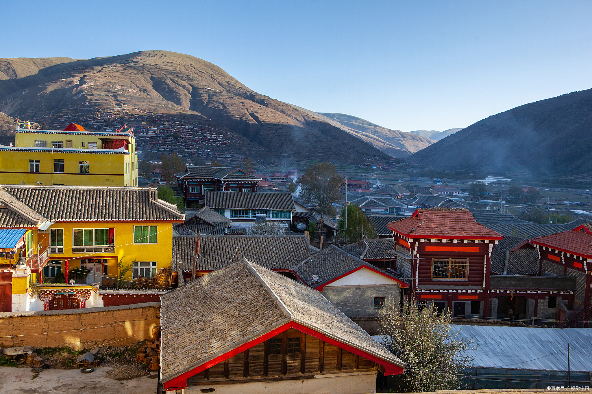找一个秋高气爽的日子,去理塘勒通古镇,感受康巴藏地的独特魅力