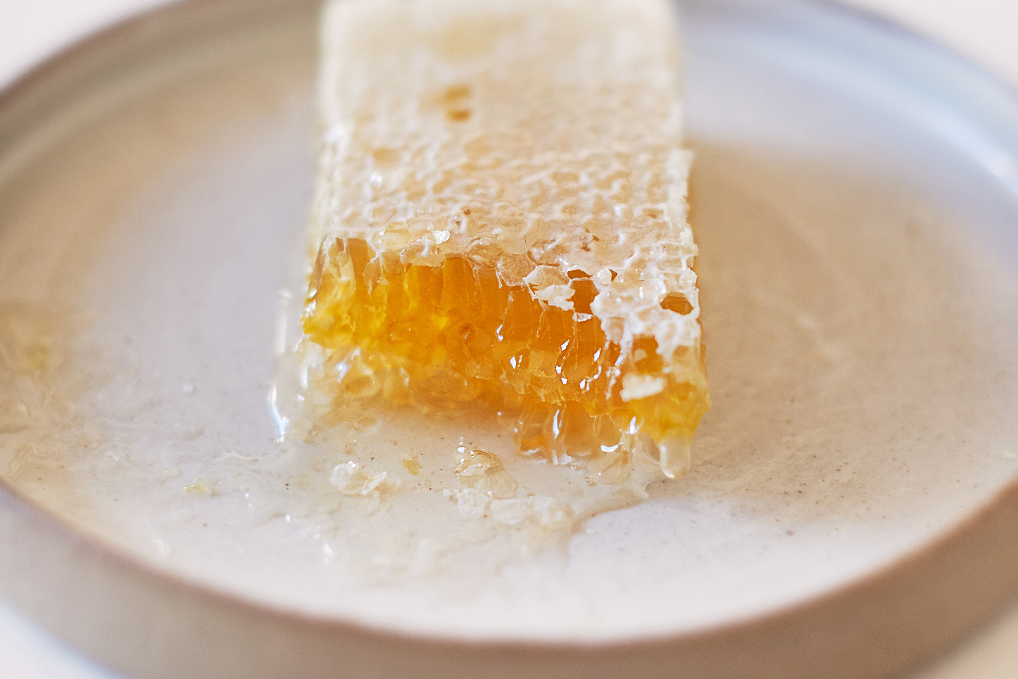 蜂蜜跟什么过敏一起吃(蜂蜜水和过敏药冲突吗) 蜂蜜跟什么过敏一起吃(蜂蜜水和过敏药冲突吗)