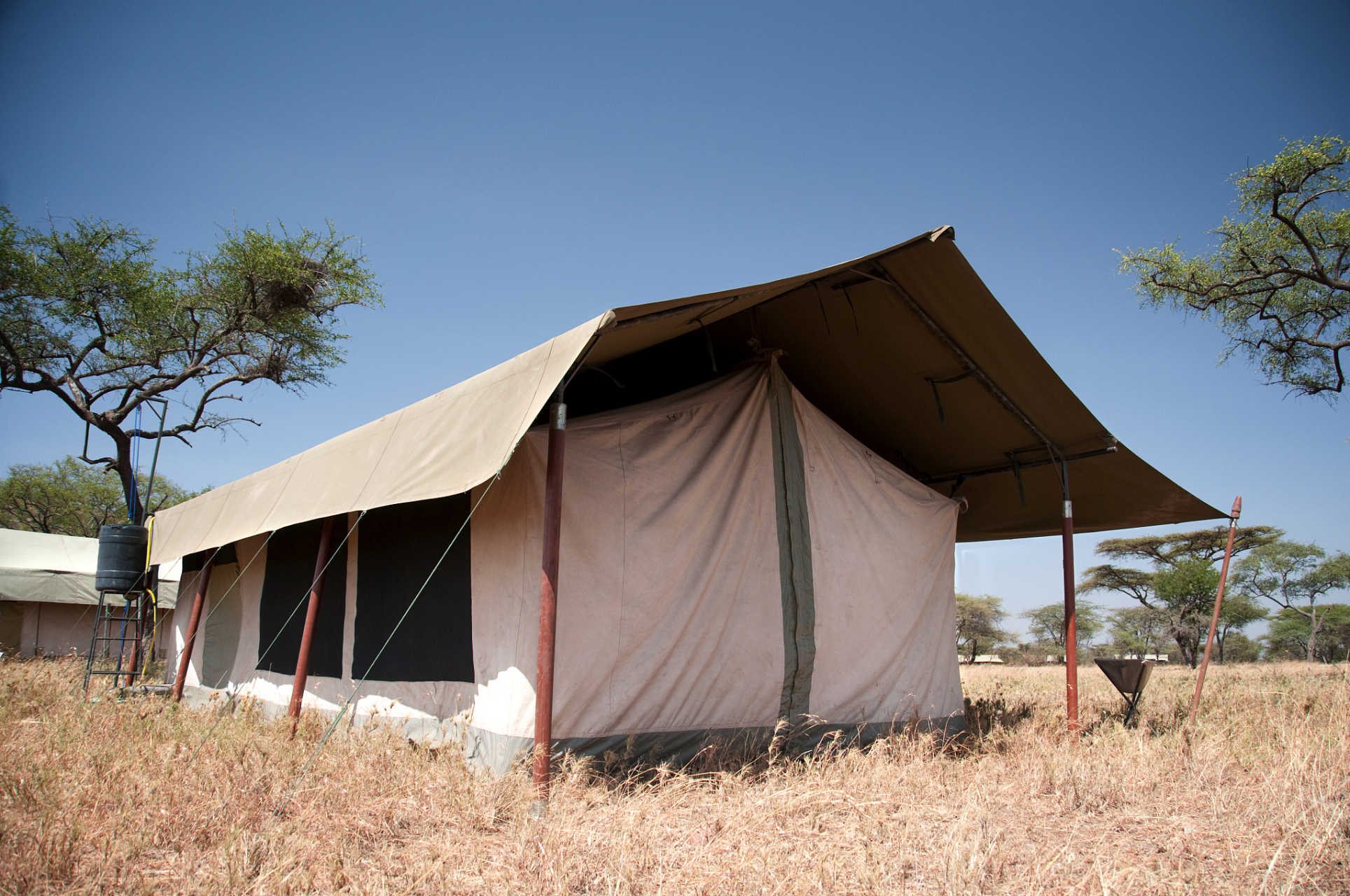 以下是一些户外搭帐篷的讲究和技巧: 选择合适的营地:在搭帐篷之前,要